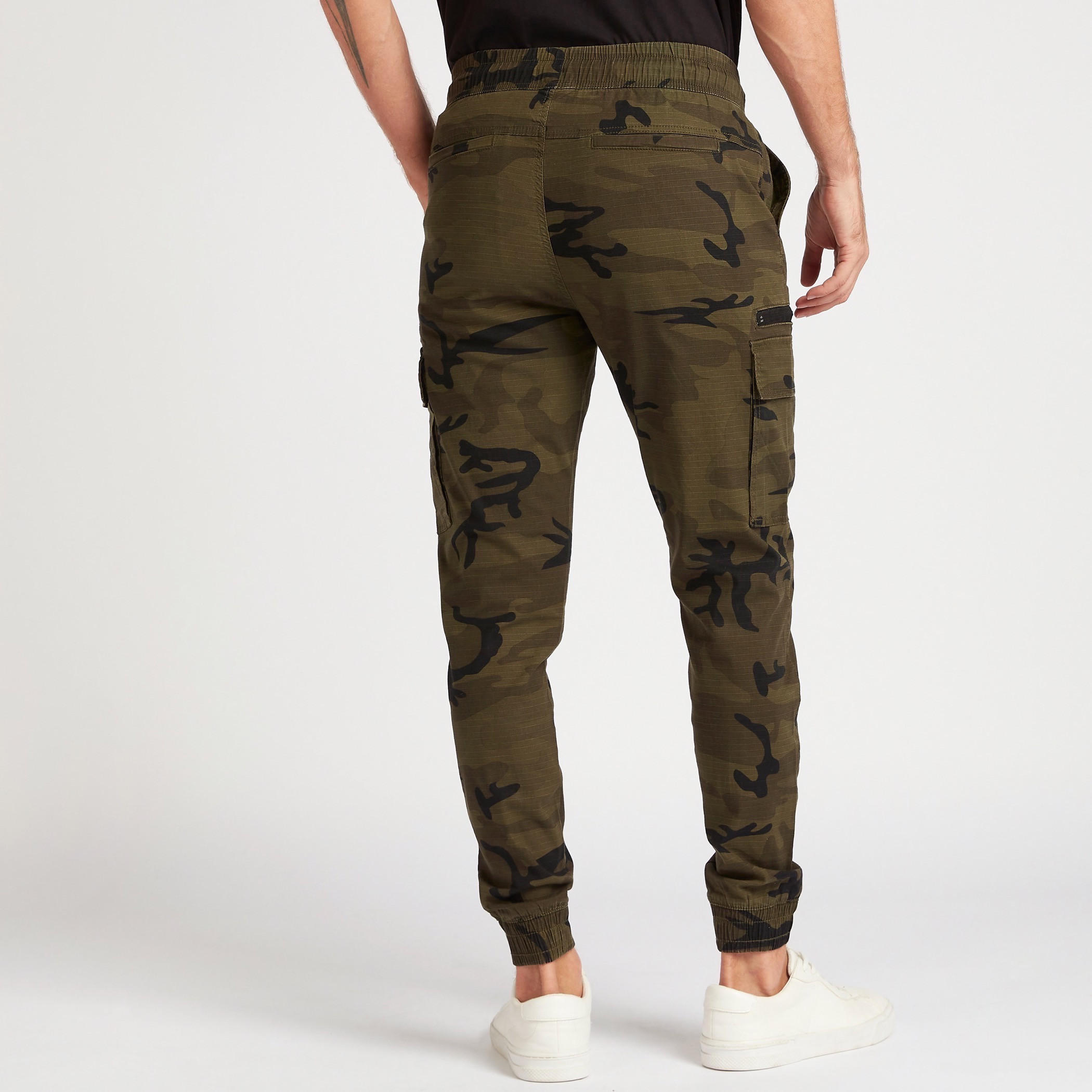 بنطلون رياضي كارجو بخصر متوسط الارتفاع وجيوب وطبعات مموّهة-men-clothing-bottoms-joggers-image-4