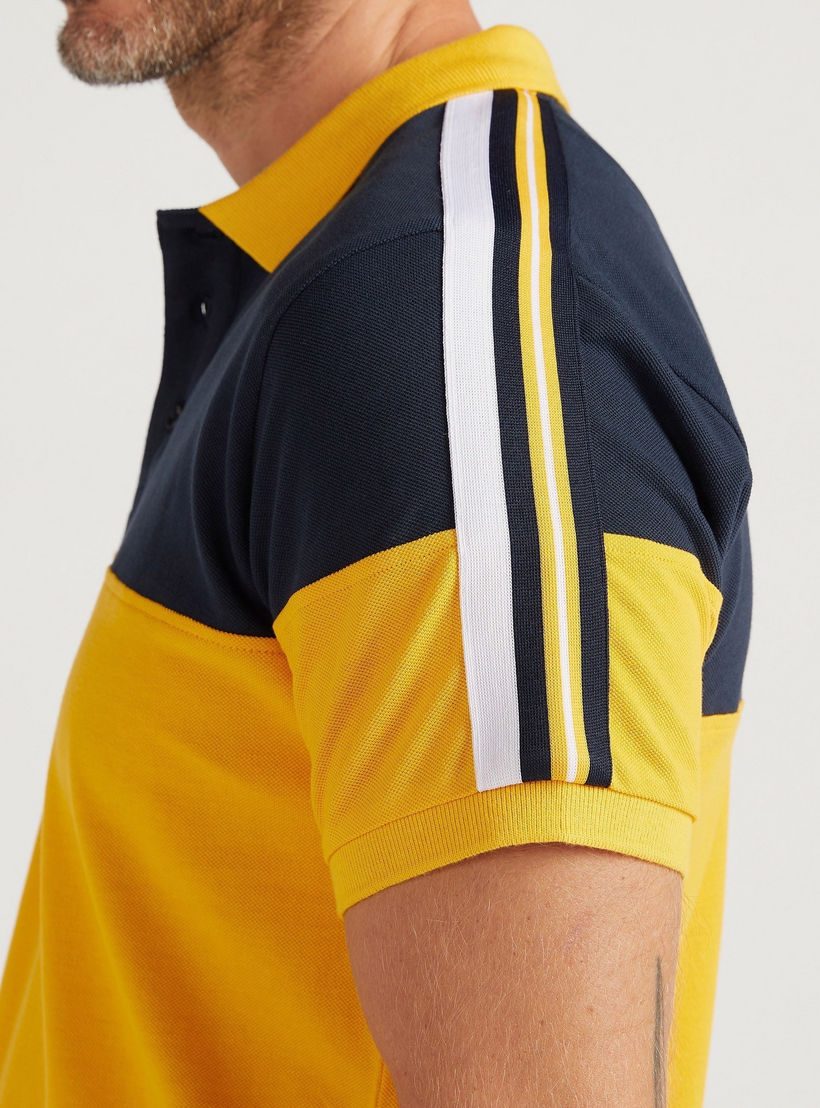 تيشيرت بولو بتصاميم مغايرة مع تفاصيل شريط على الكتف-men-clothing-tshirtsandpolos-polos-image-3