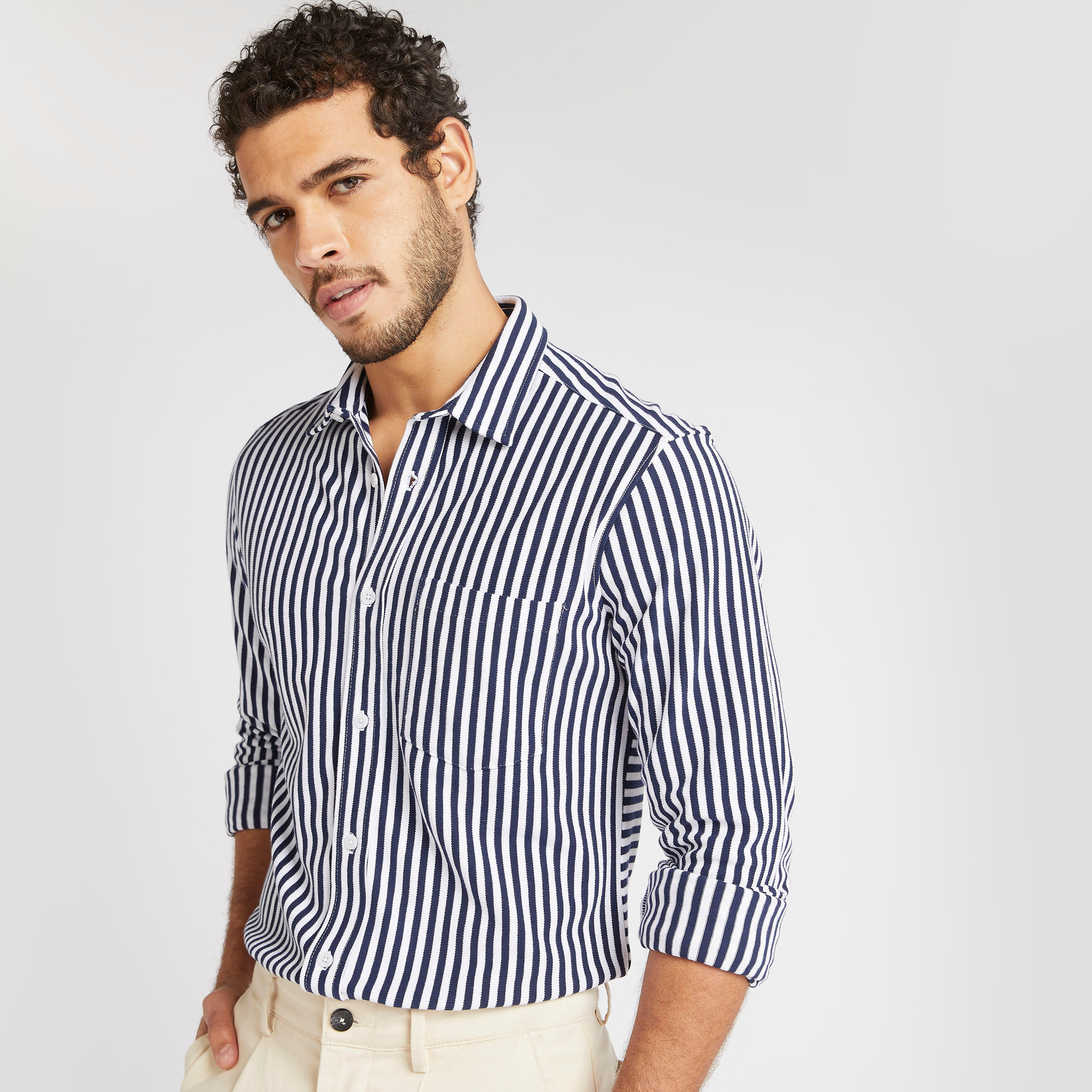 قميص بقصّة سليم وأكمام طويلة وجيب خارجي-men-clothing-shirts-image-1