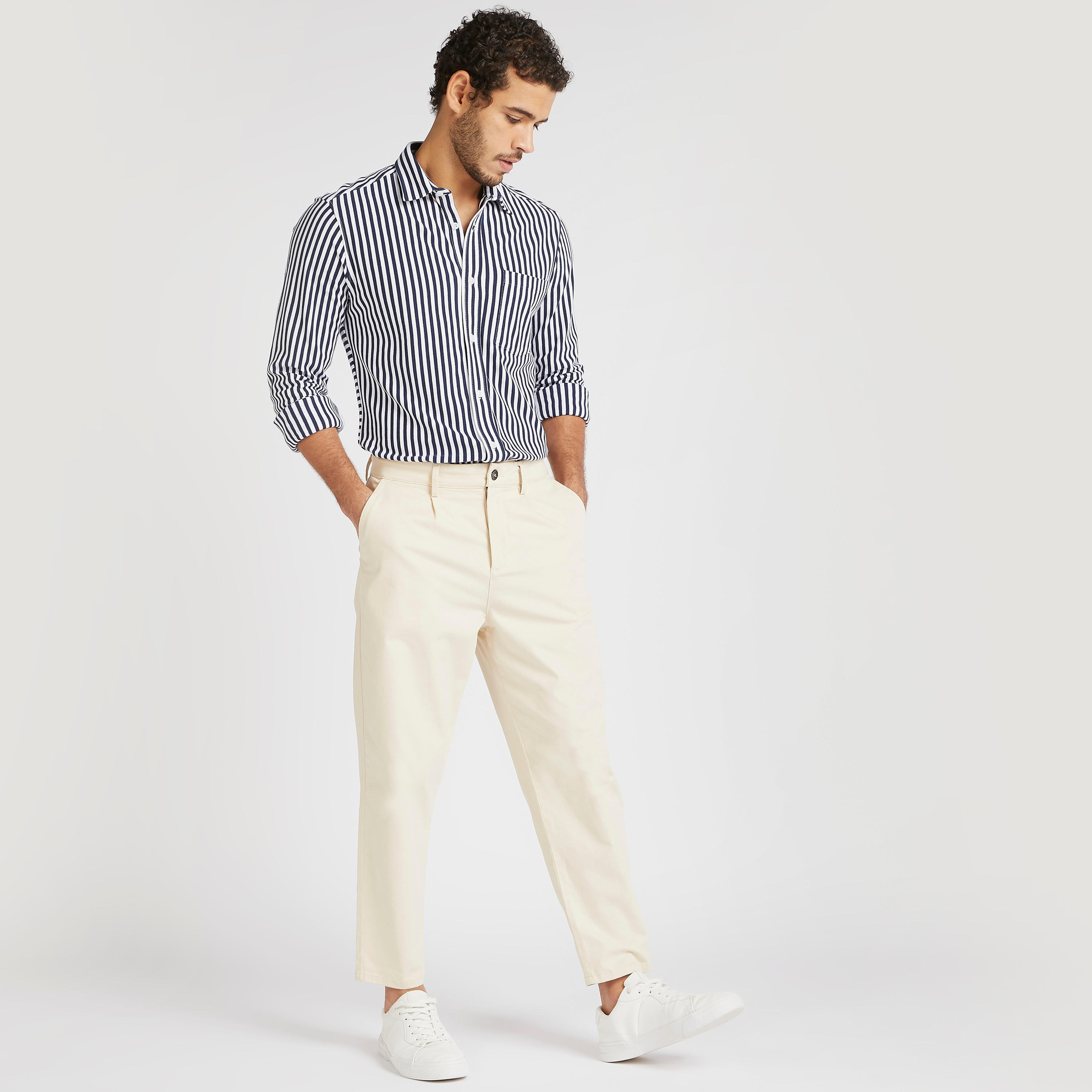 قميص بقصّة سليم وأكمام طويلة وجيب خارجي-men-clothing-shirts-image-2