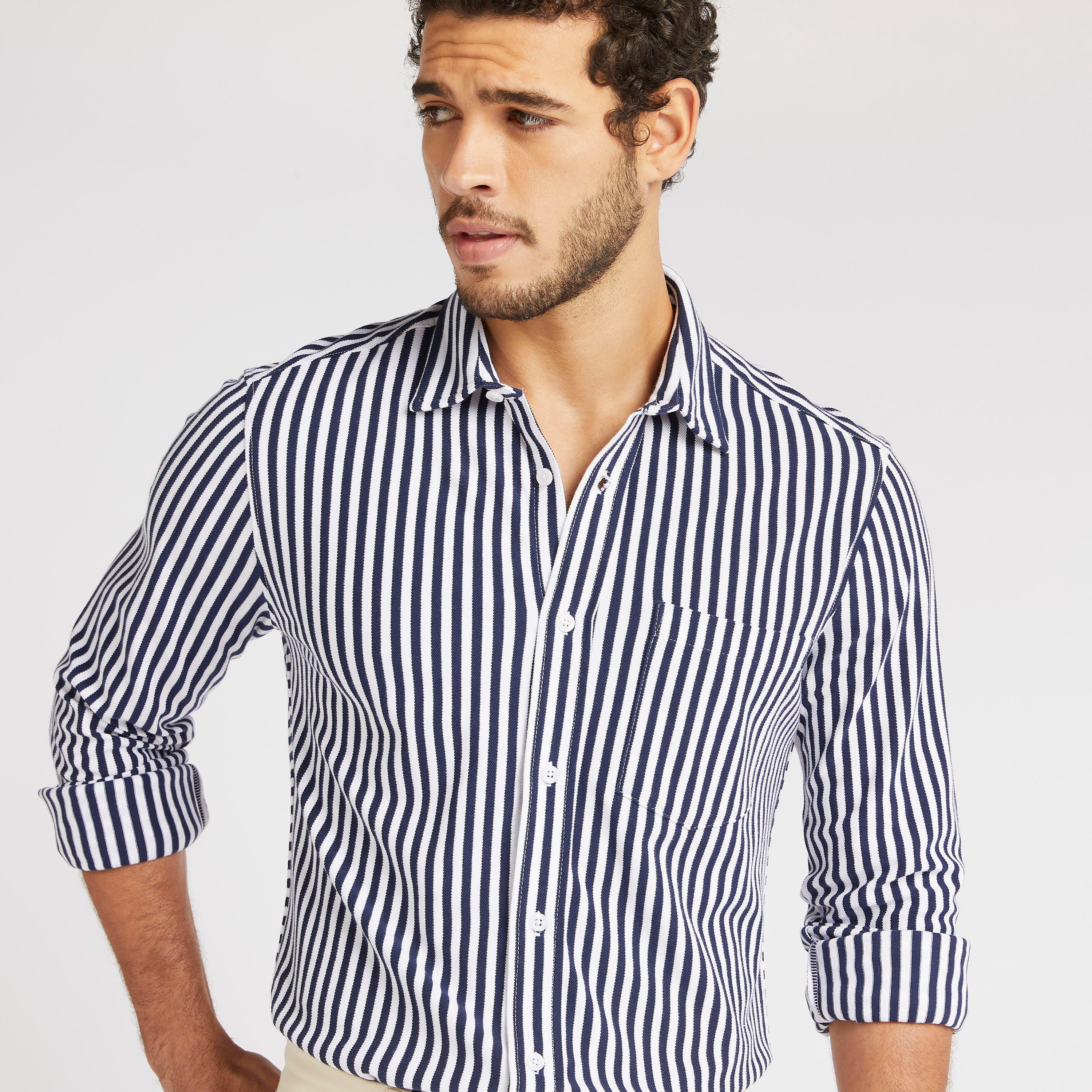 قميص بقصّة سليم وأكمام طويلة وجيب خارجي-men-clothing-shirts-image-3