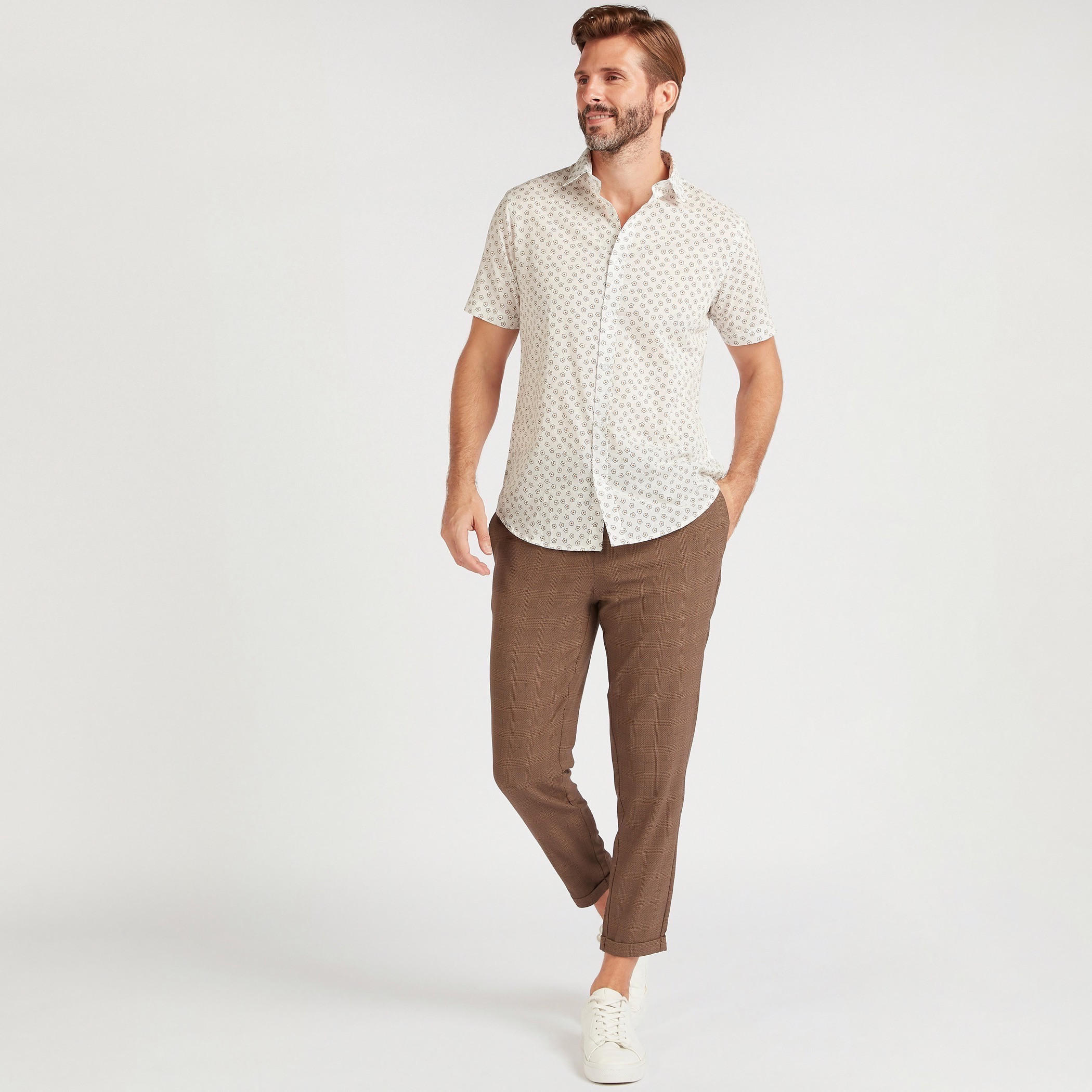 قميص بقصّة سليم بأكمام قصيرة وطبعات أزهار-men-clothing-shirts-image-2