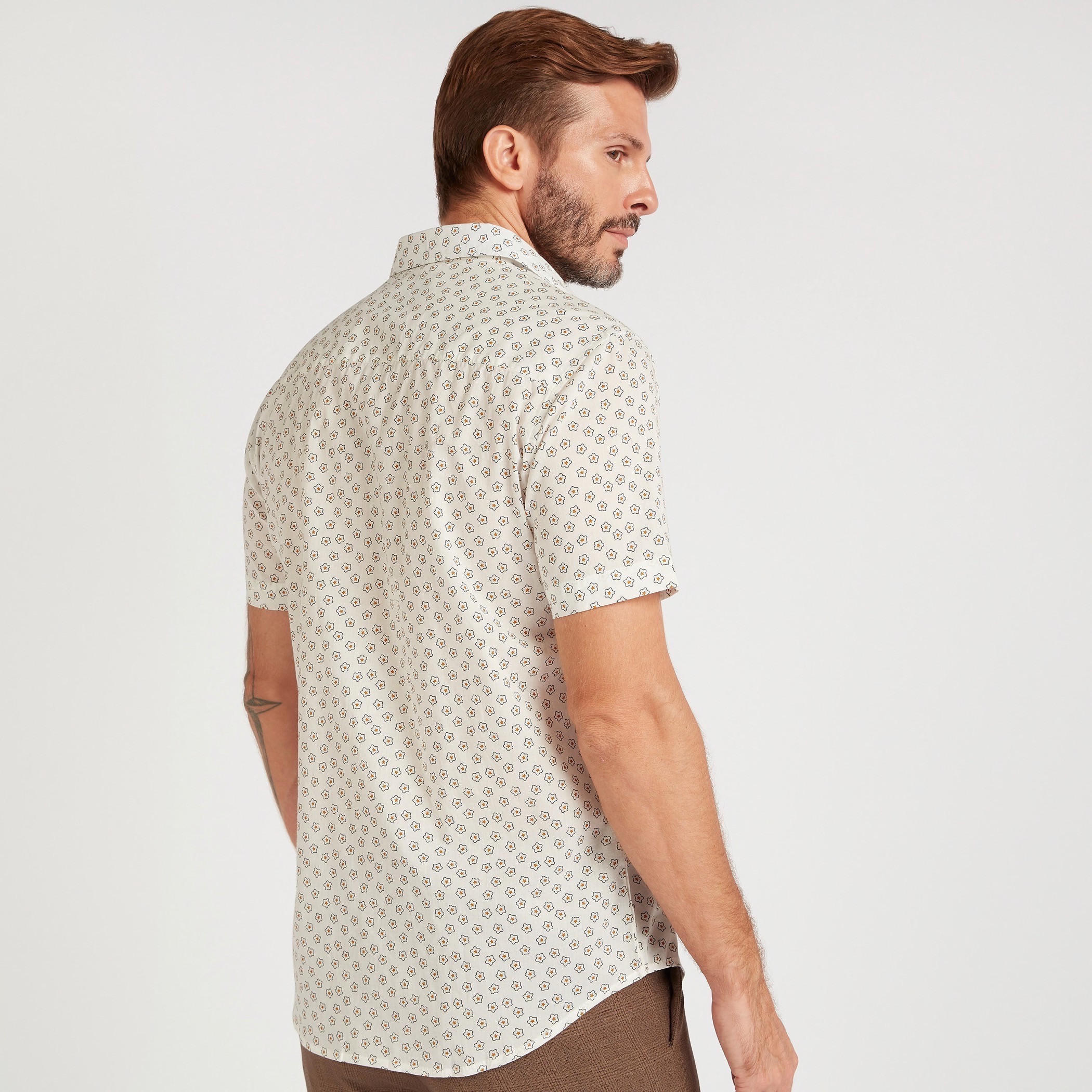 قميص بقصّة سليم بأكمام قصيرة وطبعات أزهار-men-clothing-shirts-image-4