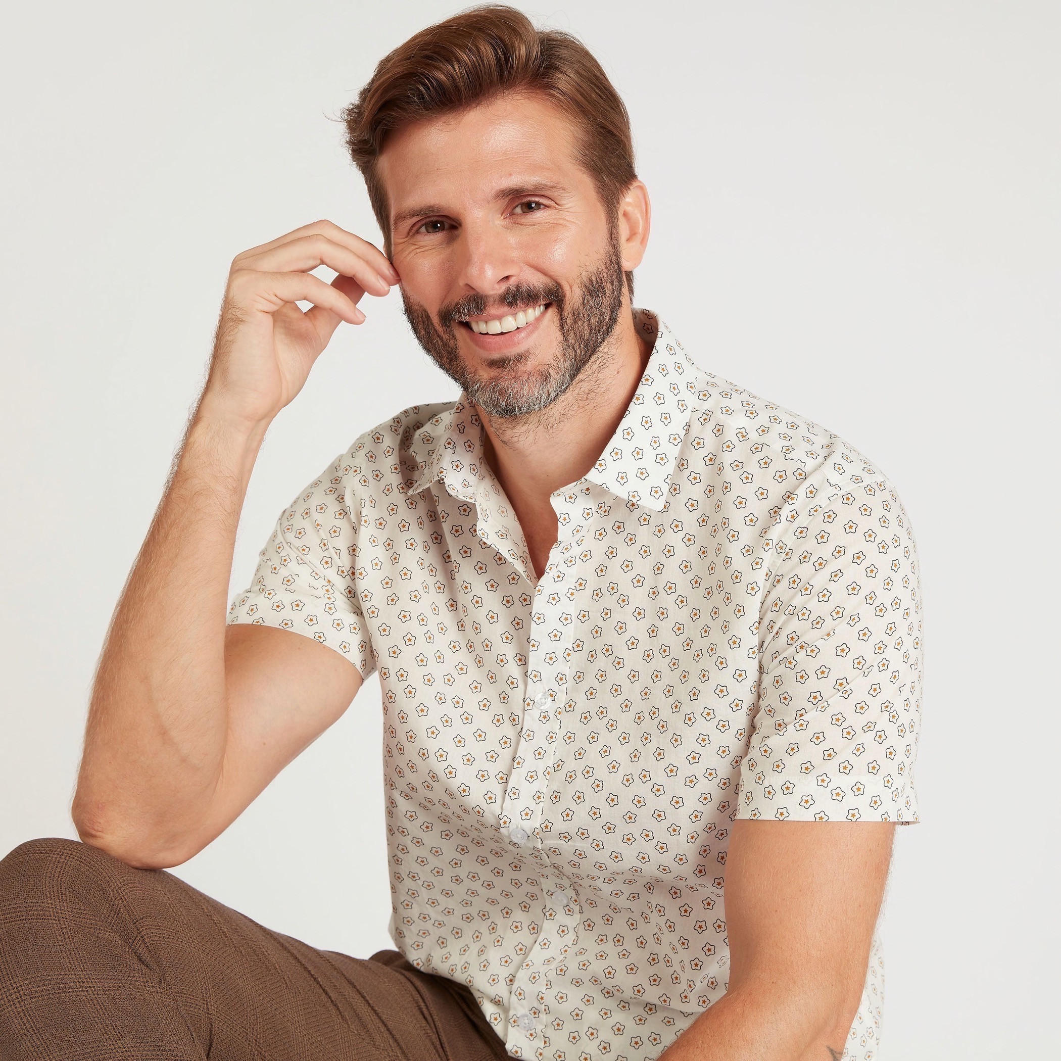 قميص بقصّة سليم بأكمام قصيرة وطبعات أزهار-men-clothing-shirts-image-5
