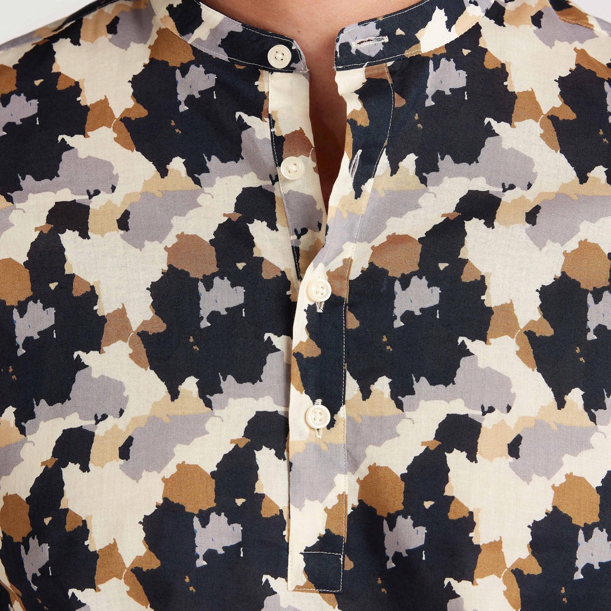 قميص بطبعات بأكمام طويلة وياقة ماندارين-men-clothing-shirts-image-3
