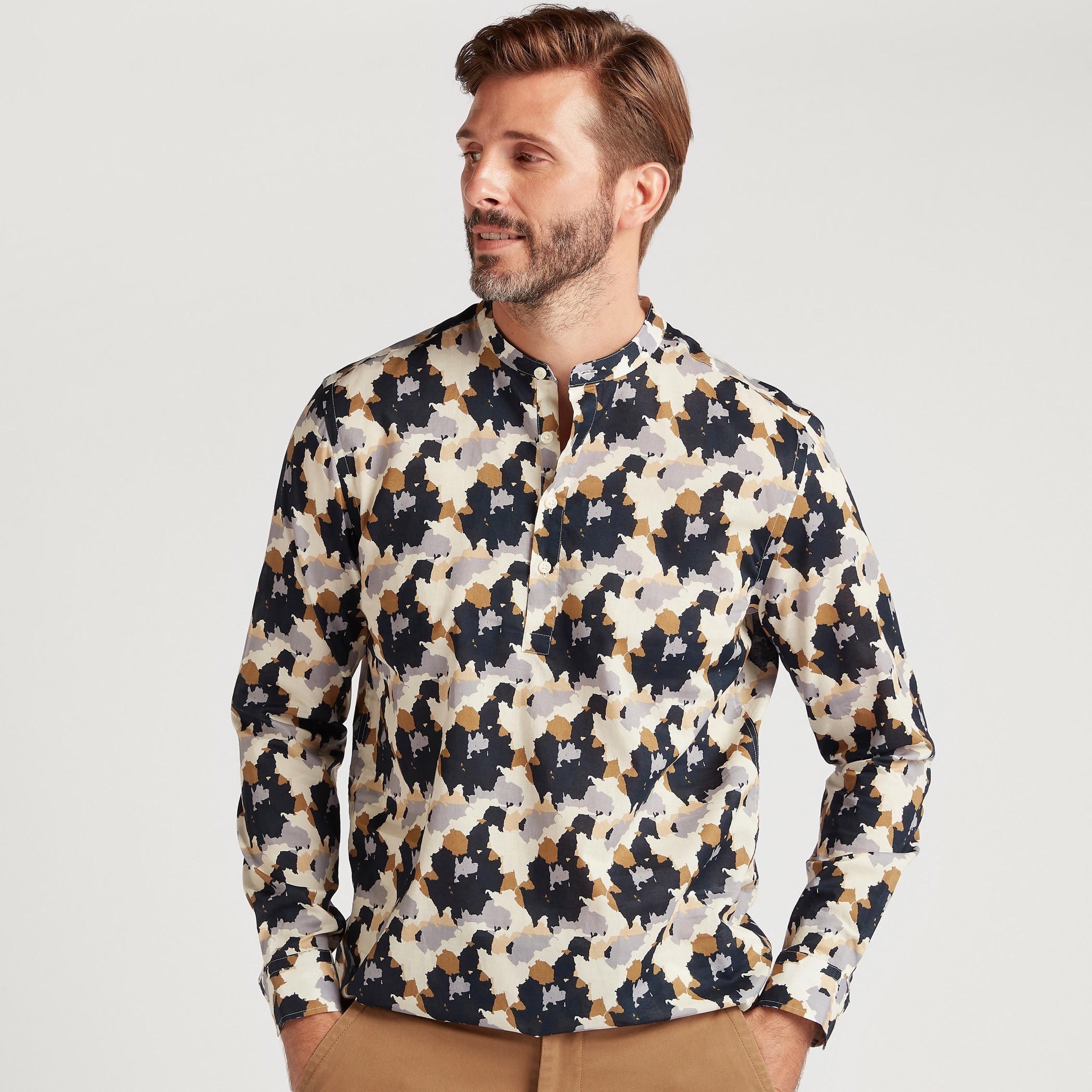 قميص بطبعات بأكمام طويلة وياقة ماندارين-men-clothing-shirts-image-6