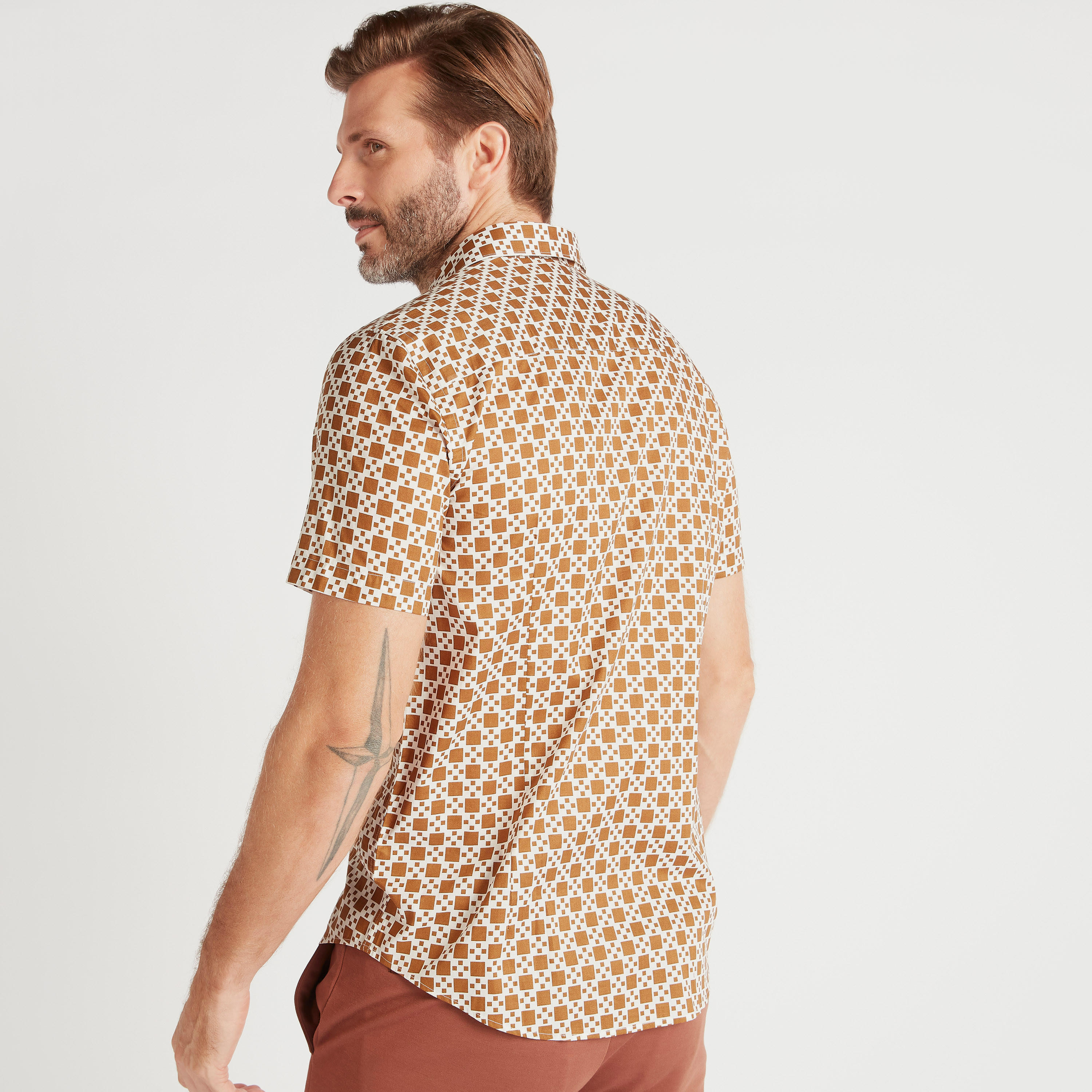 قميص بقصة سليم بزر علوي وطبعات وأكمام قصيرة-men-clothing-shirts-image-4