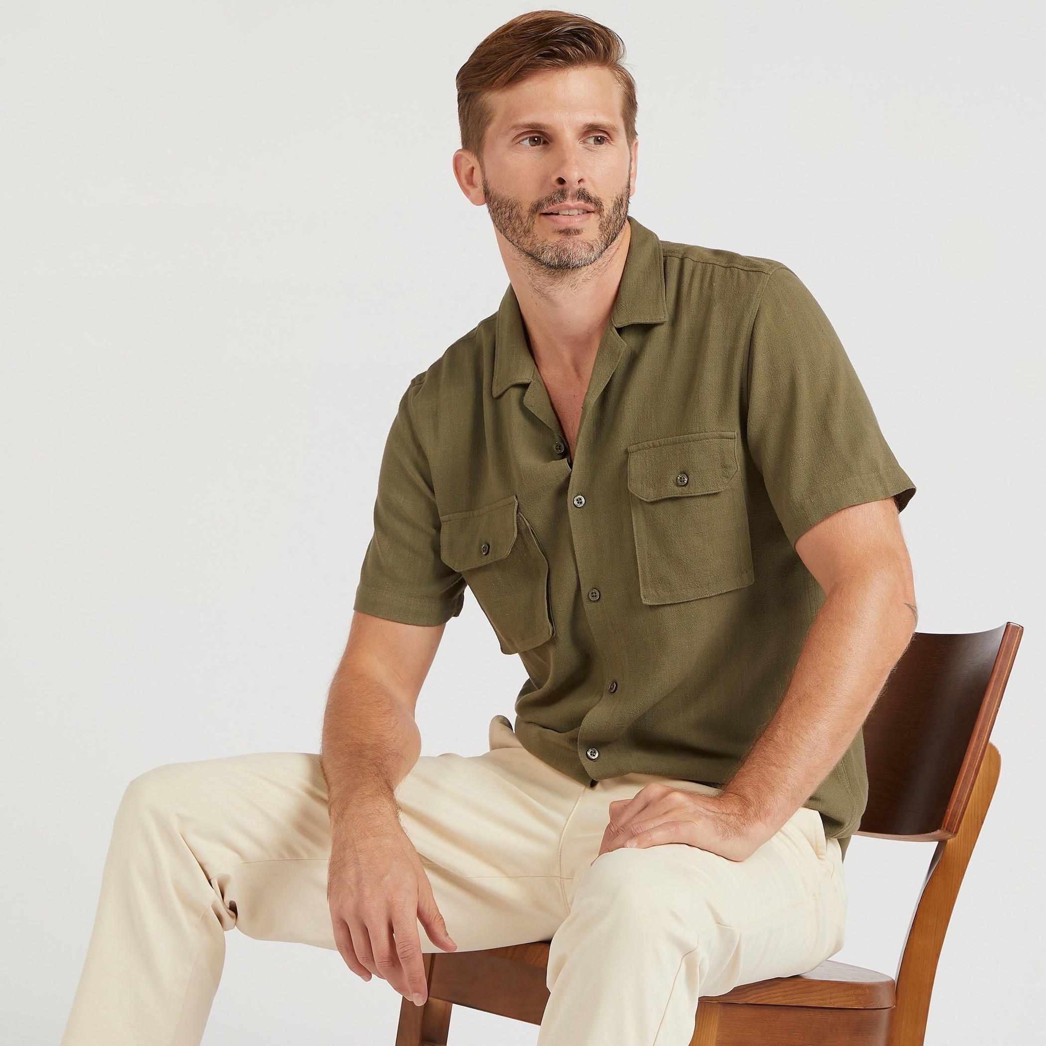 قميص بقصّة سليم سادة وأكمام قصيرة وجيوب-men-clothing-shirts-image-5