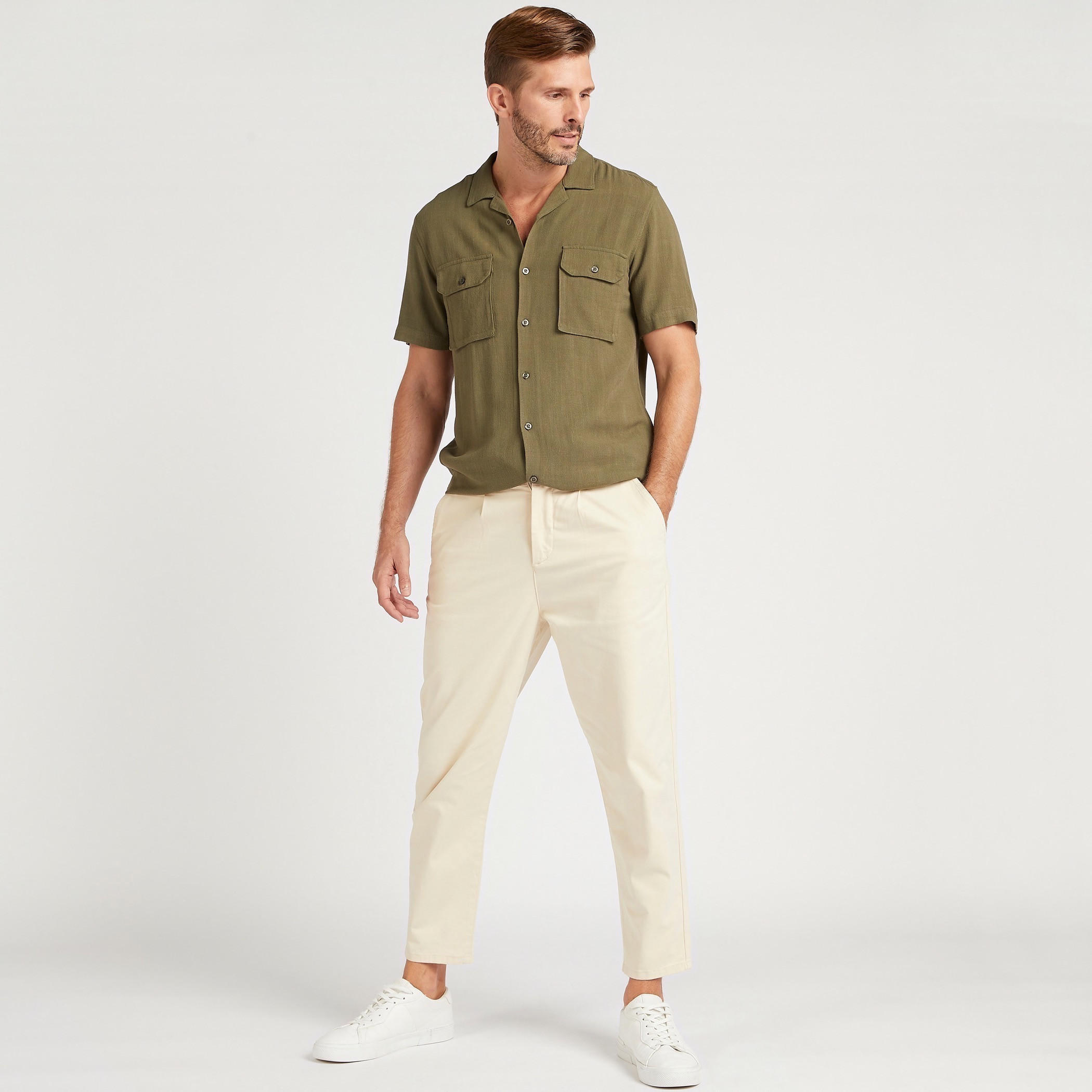 قميص بقصّة سليم سادة وأكمام قصيرة وجيوب-men-clothing-shirts-image-4