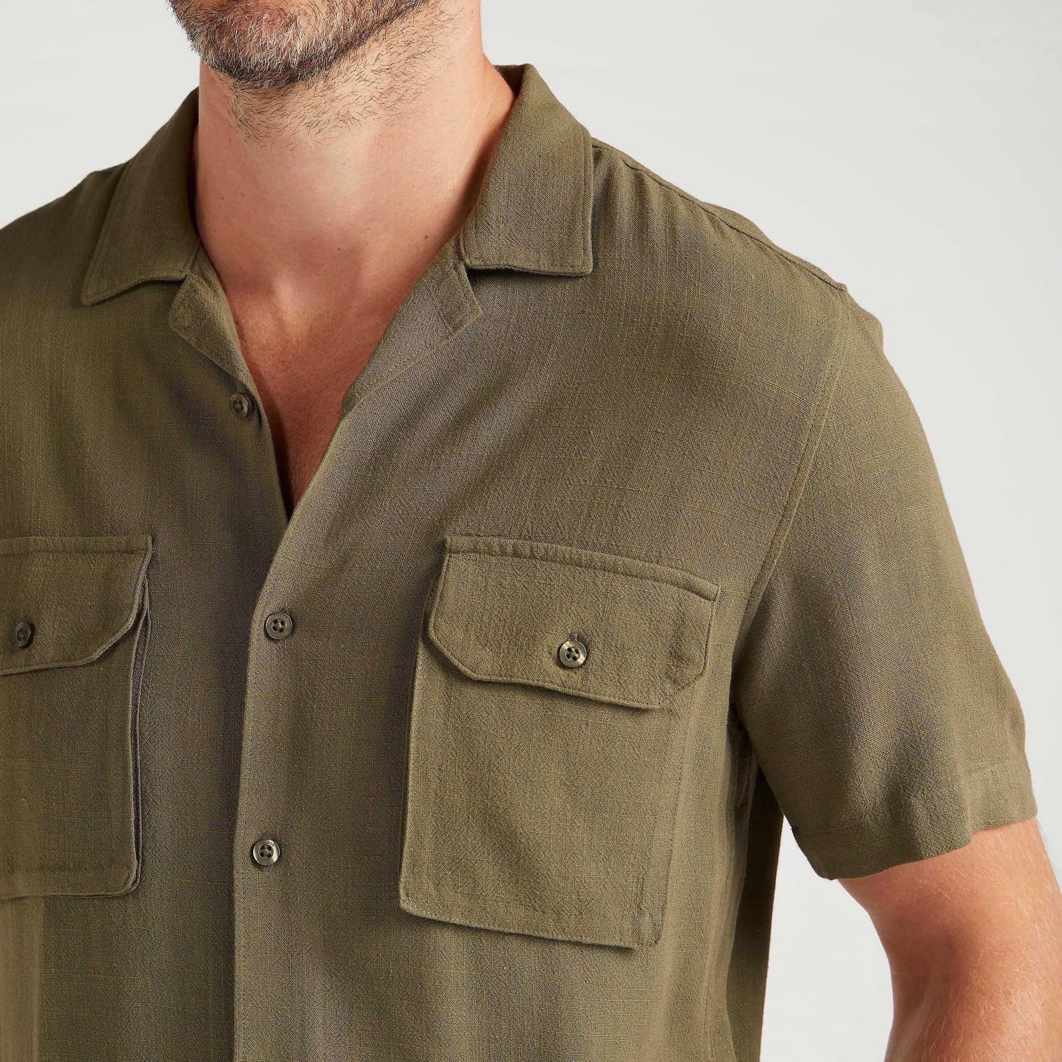 قميص بقصّة سليم سادة وأكمام قصيرة وجيوب-men-clothing-shirts-image-3