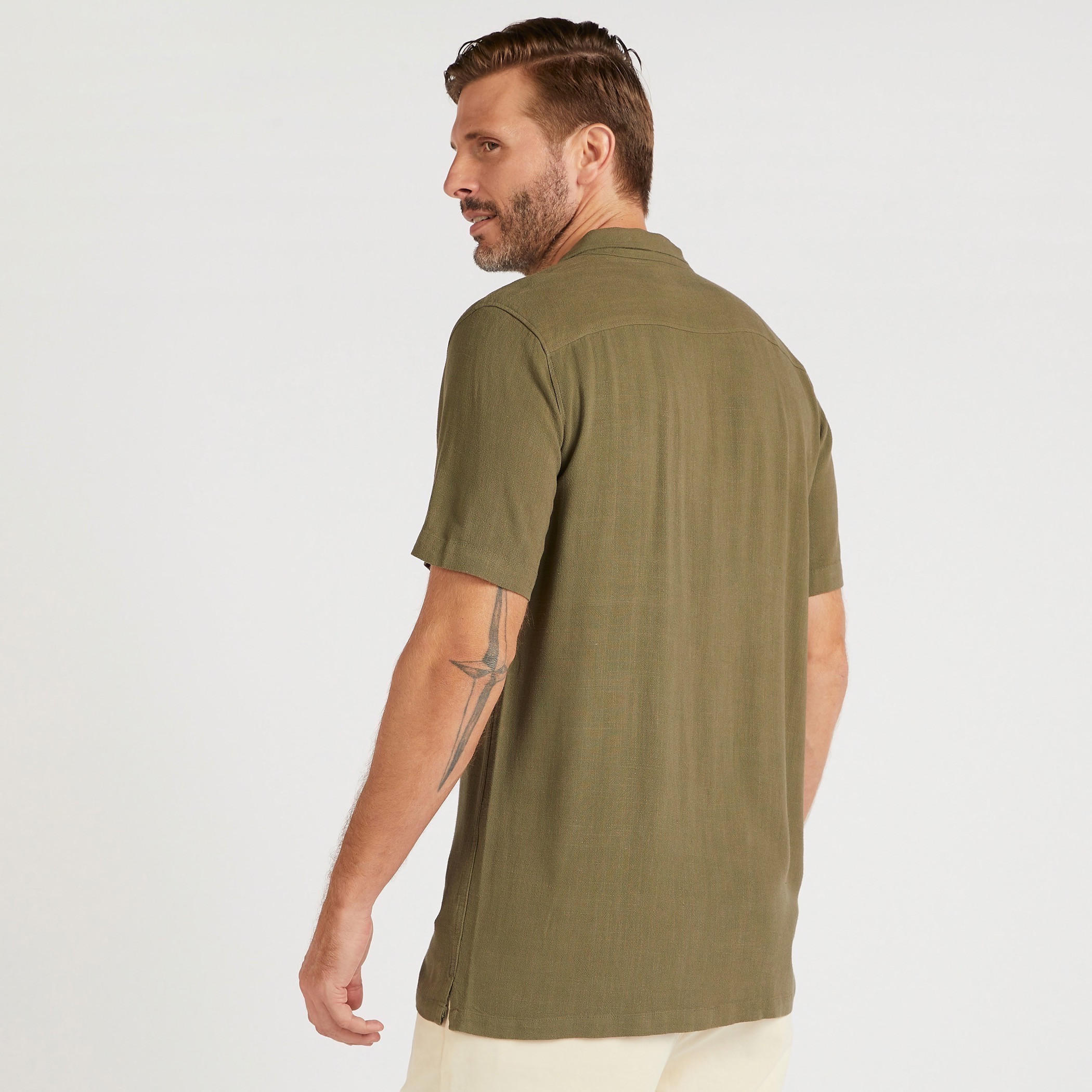 قميص بقصّة سليم سادة وأكمام قصيرة وجيوب-men-clothing-shirts-image-2