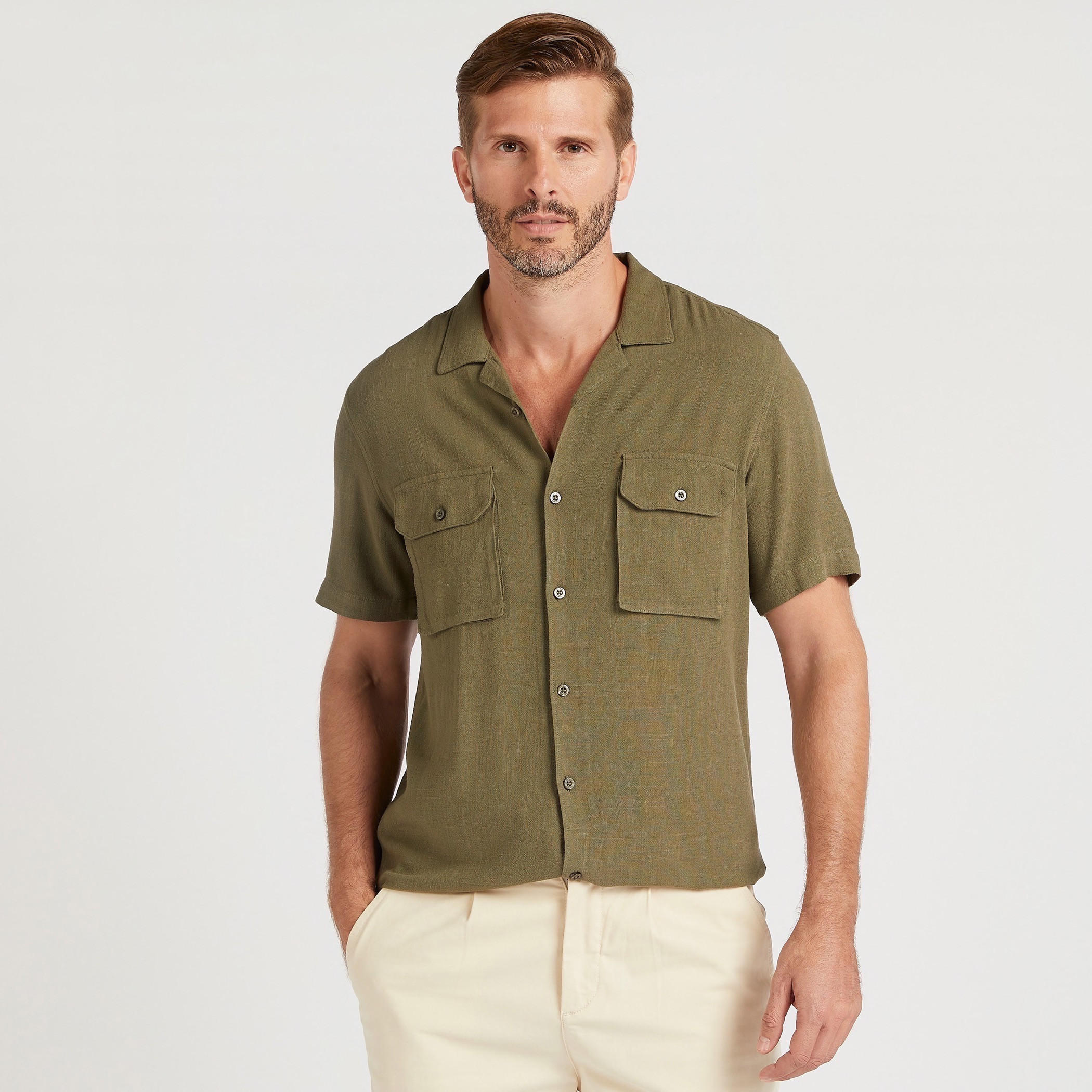 قميص بقصّة سليم سادة وأكمام قصيرة وجيوب-men-clothing-shirts-image-1
