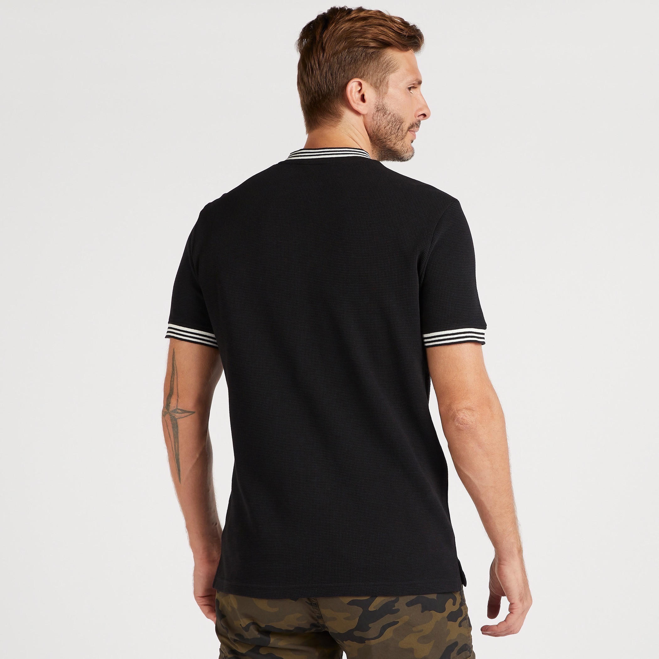 تيشيرت بارز الملمس بتطريز على الصدر-men-clothing-tshirtsandpolos-tshirts-image-4