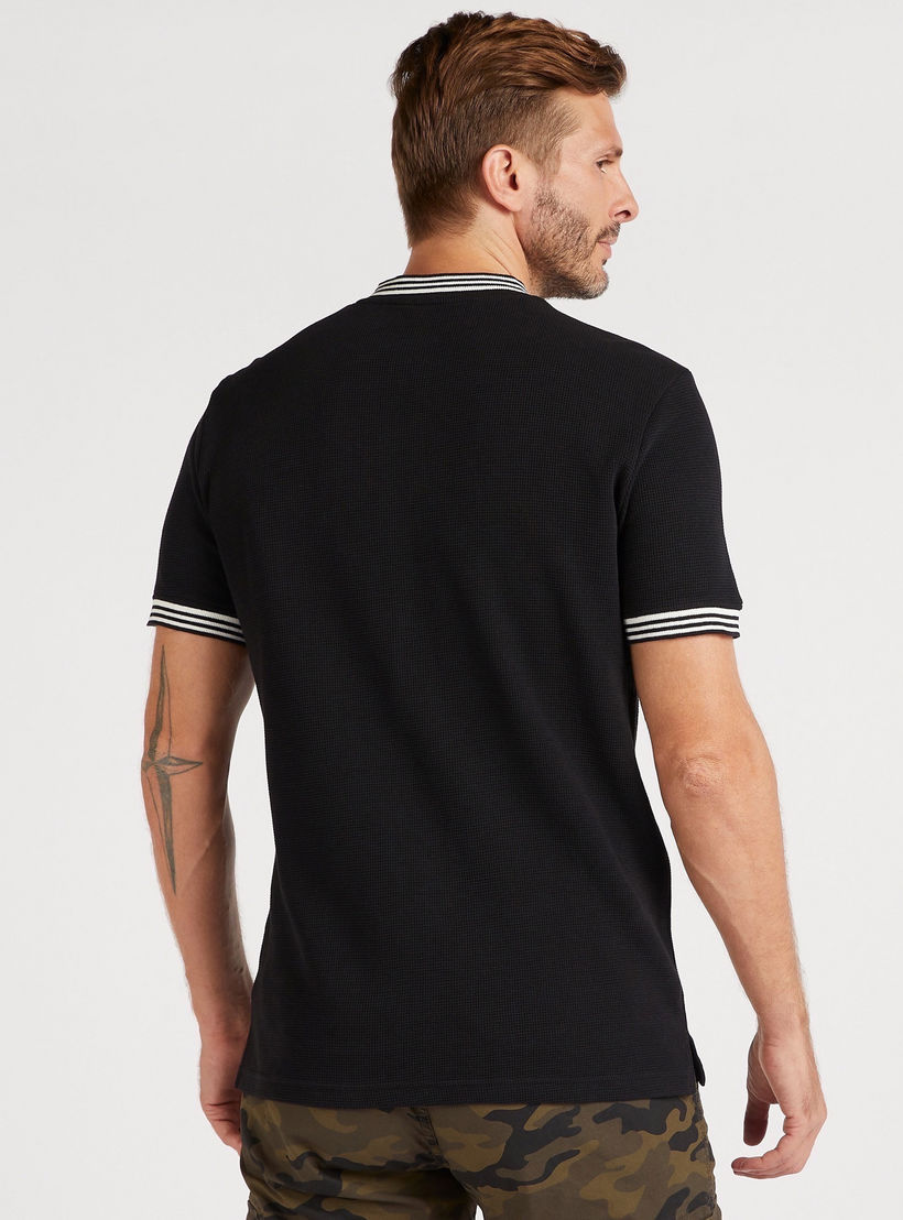 تيشيرت بارز الملمس بتطريز على الصدر-men-clothing-tshirtsandpolos-tshirts-image-4