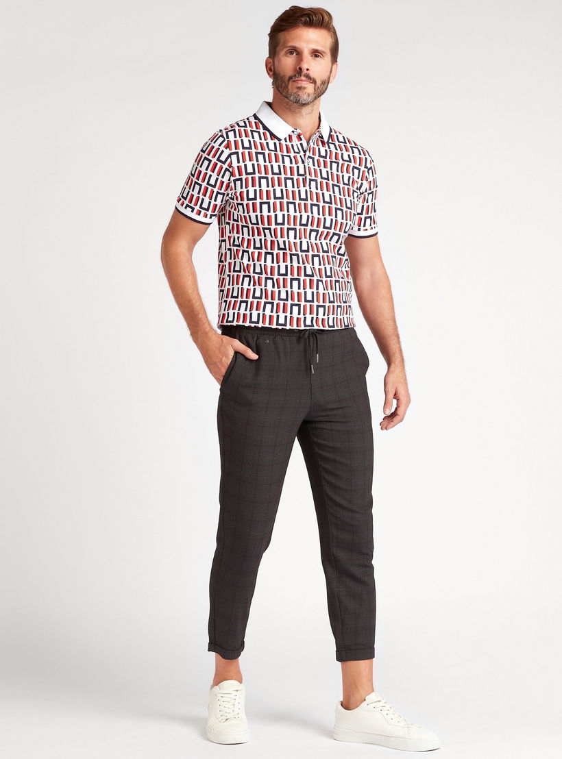 تيشيرت بولو بأكمام قصيرة وتفاصيل خيوط بارزة وطبعات-men-clothing-tshirtsandpolos-polos-image-2