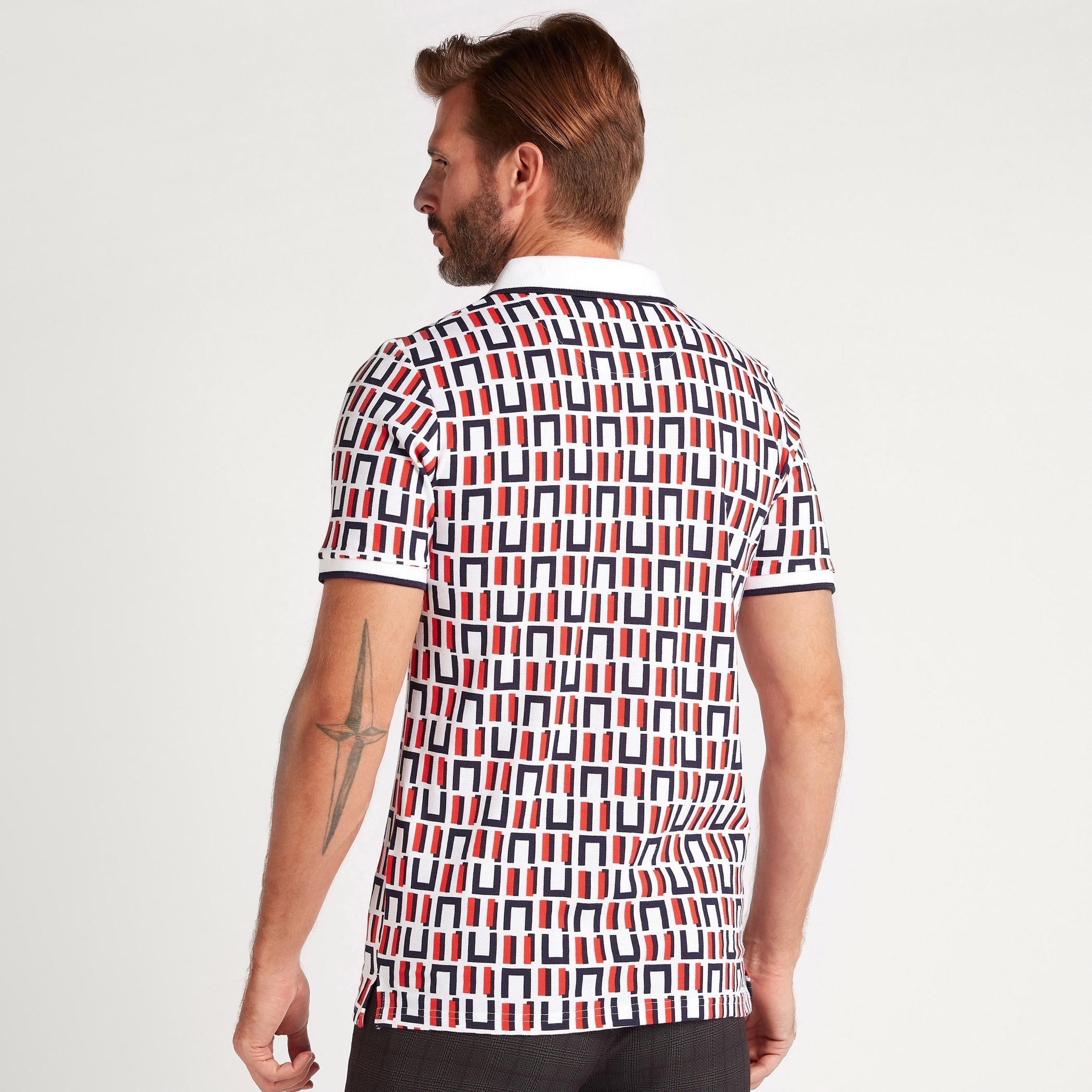تيشيرت بولو بأكمام قصيرة وتفاصيل خيوط بارزة وطبعات-men-clothing-tshirtsandpolos-polos-image-4