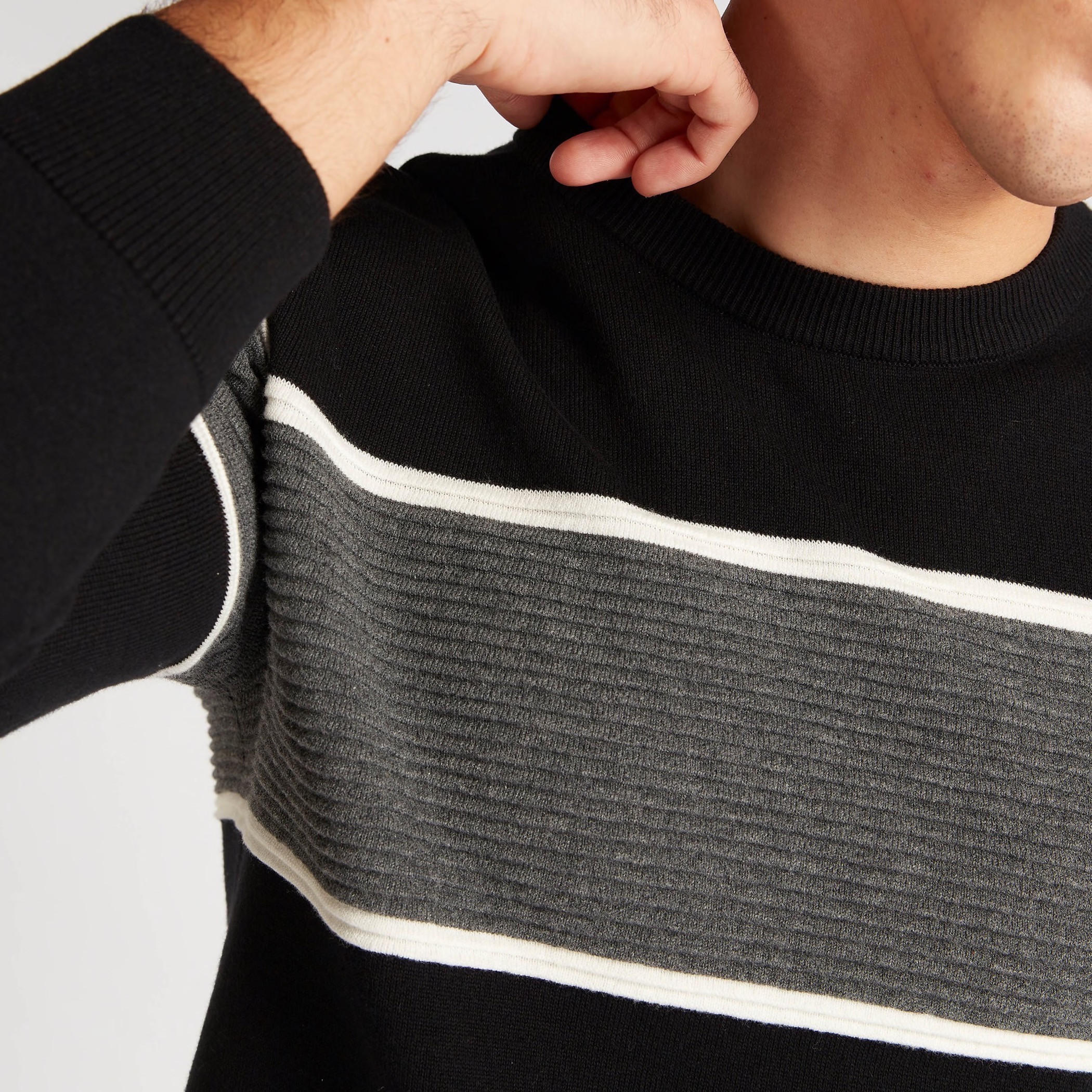 كنزة بارزة الملمس بياقة ضيّقة وأكمام طويلة-men-clothing-sweatersandpullovers-image-3