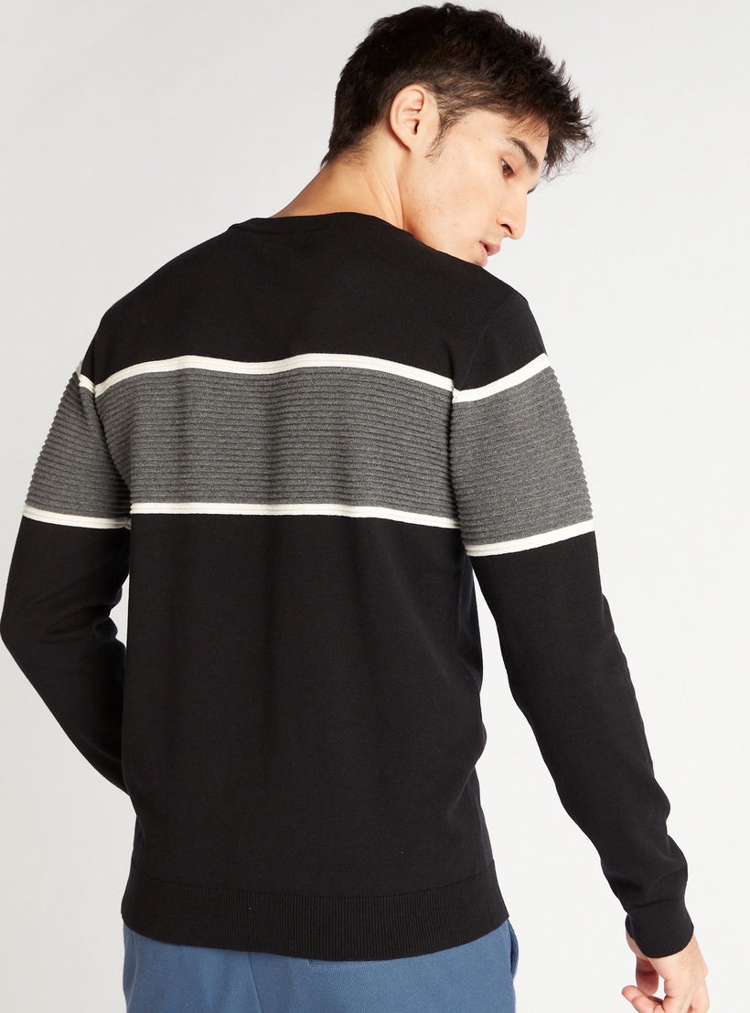 كنزة بارزة الملمس بياقة ضيّقة وأكمام طويلة-men-clothing-sweatersandpullovers-image-2