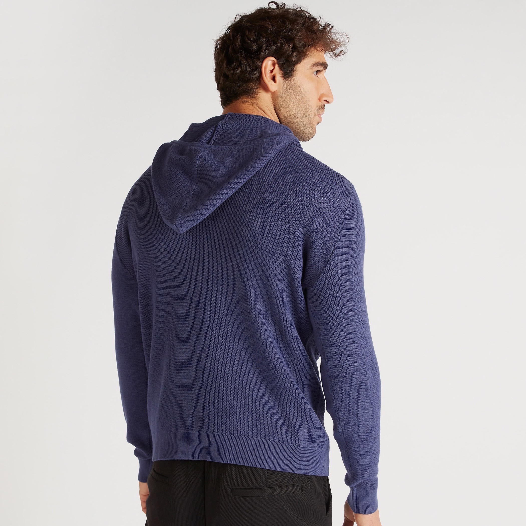 كنزة بارزة الملمس بقبّعة وأكمام طويلة-men-clothing-sweatersandpullovers-image-5