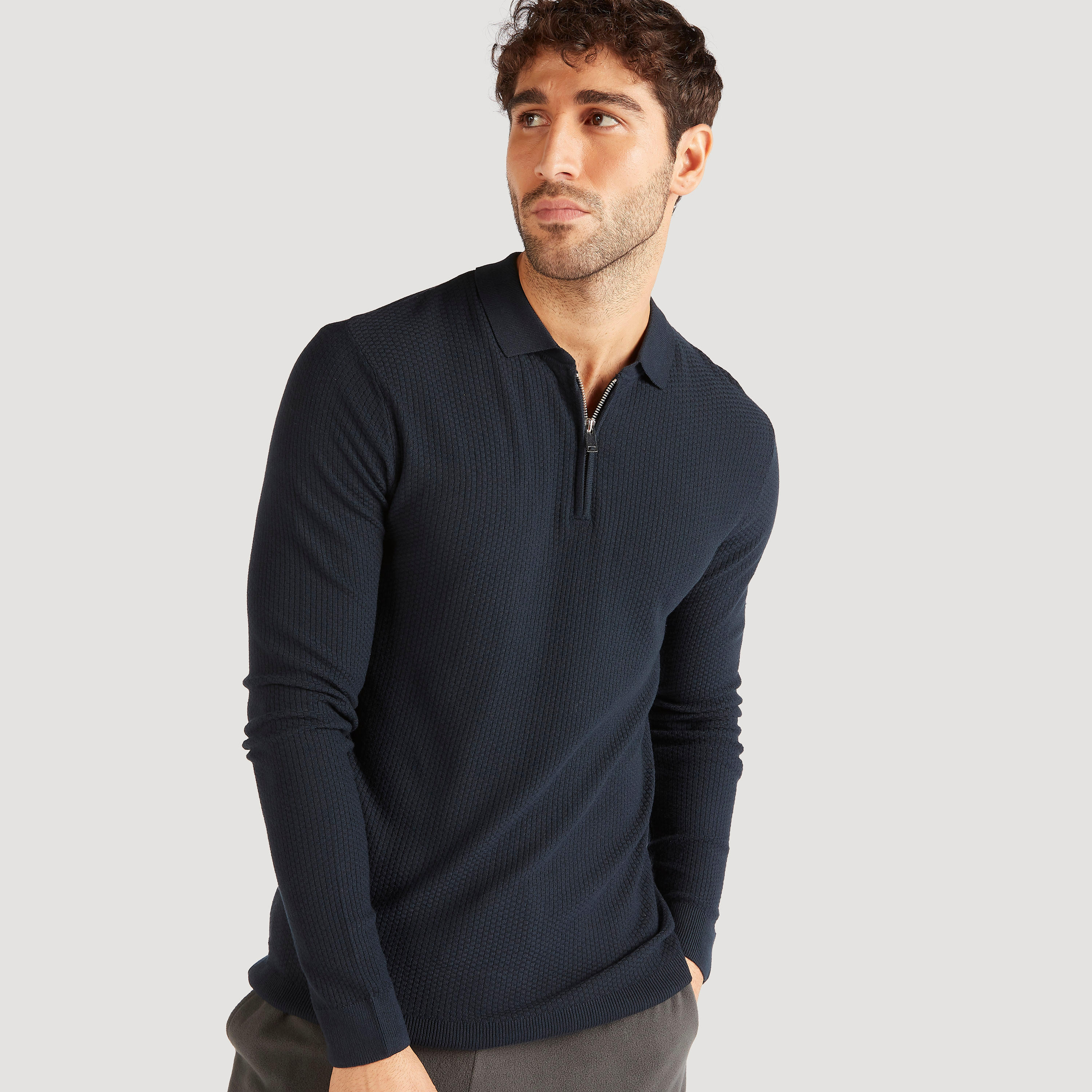 كنزة بارزة الملمس بياقة عادية وأكمام طويلة وسحّاب-men-clothing-sweatersandpullovers-image-2