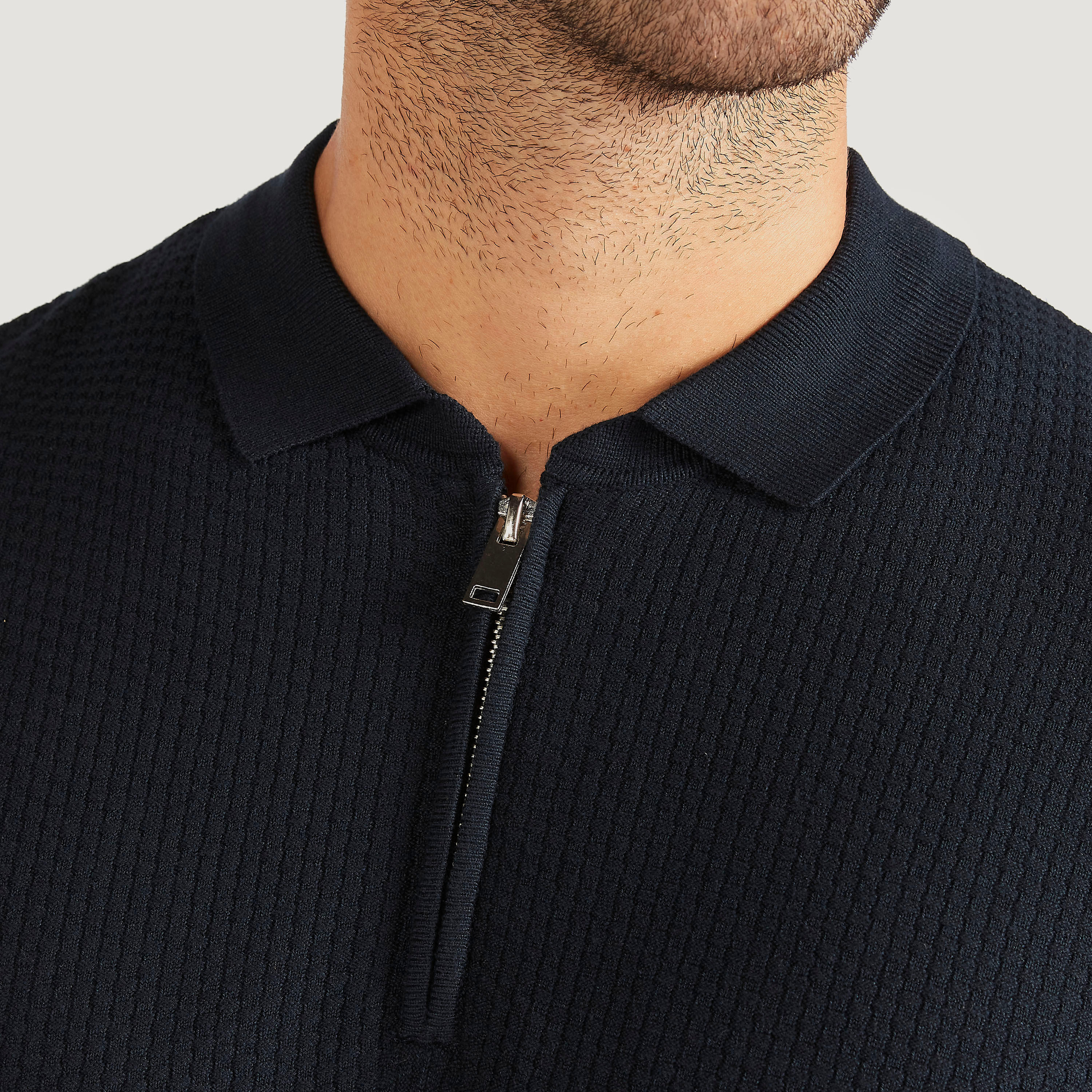 كنزة بارزة الملمس بياقة عادية وأكمام طويلة وسحّاب-men-clothing-sweatersandpullovers-image-1