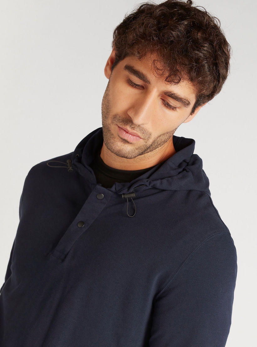 تيشيرت سادة بقبّعة وأكمام طويلة-men-clothing-tshirtsandpolos-tshirts-image-1