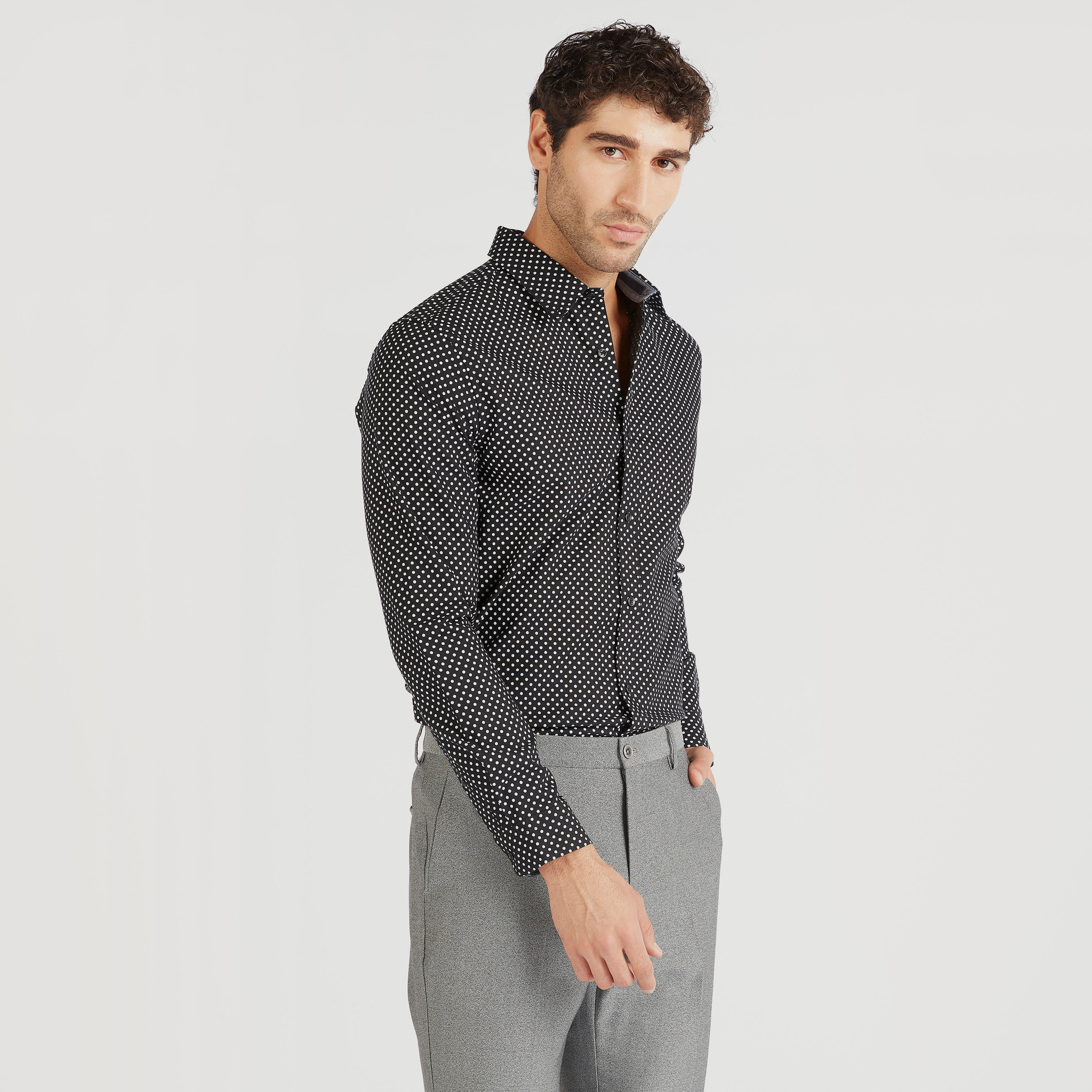 قميص بياقة واسعة وأكمام طويلة وطبعات منقّطة-men-clothing-shirts-image-1
