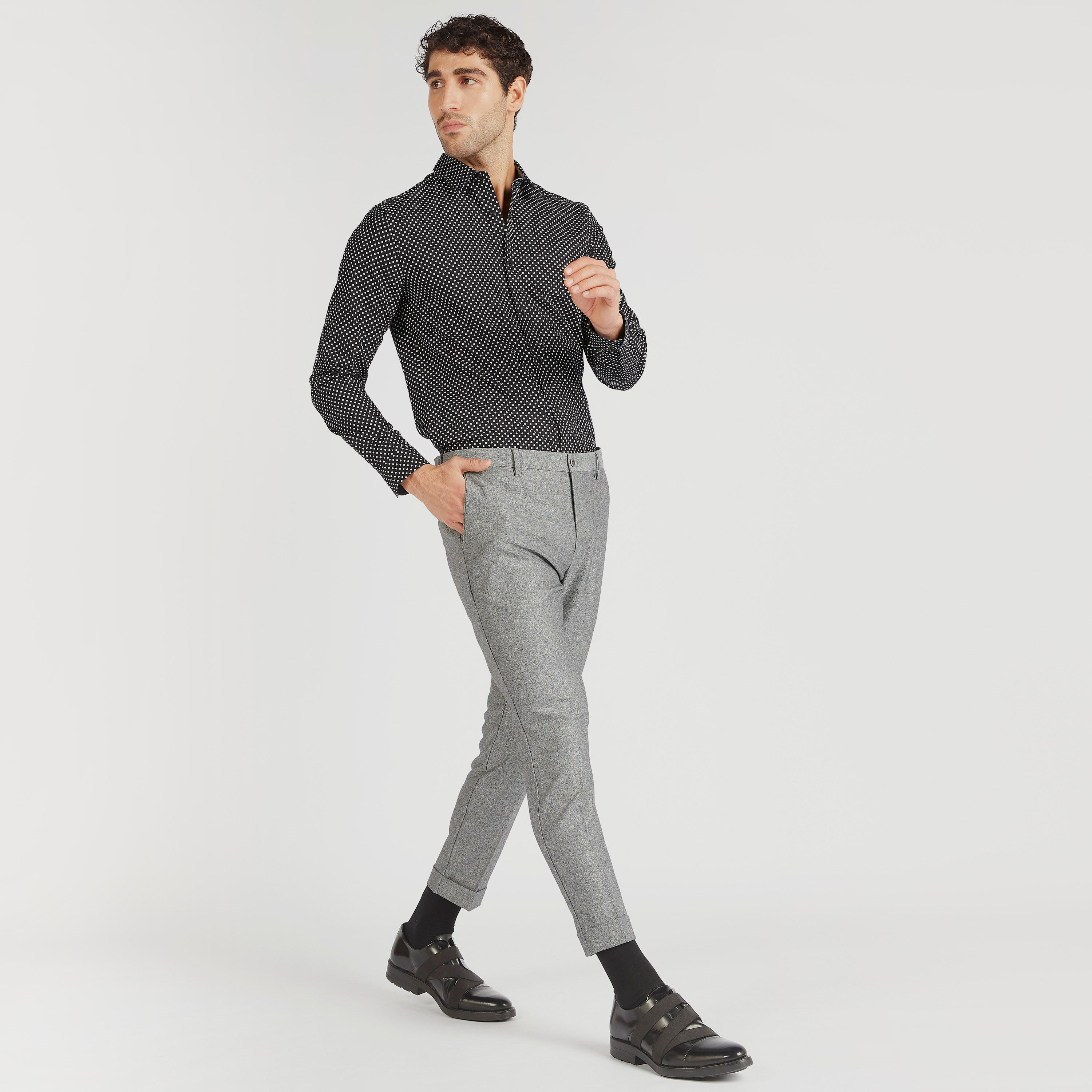 قميص بياقة واسعة وأكمام طويلة وطبعات منقّطة-men-clothing-shirts-image-2
