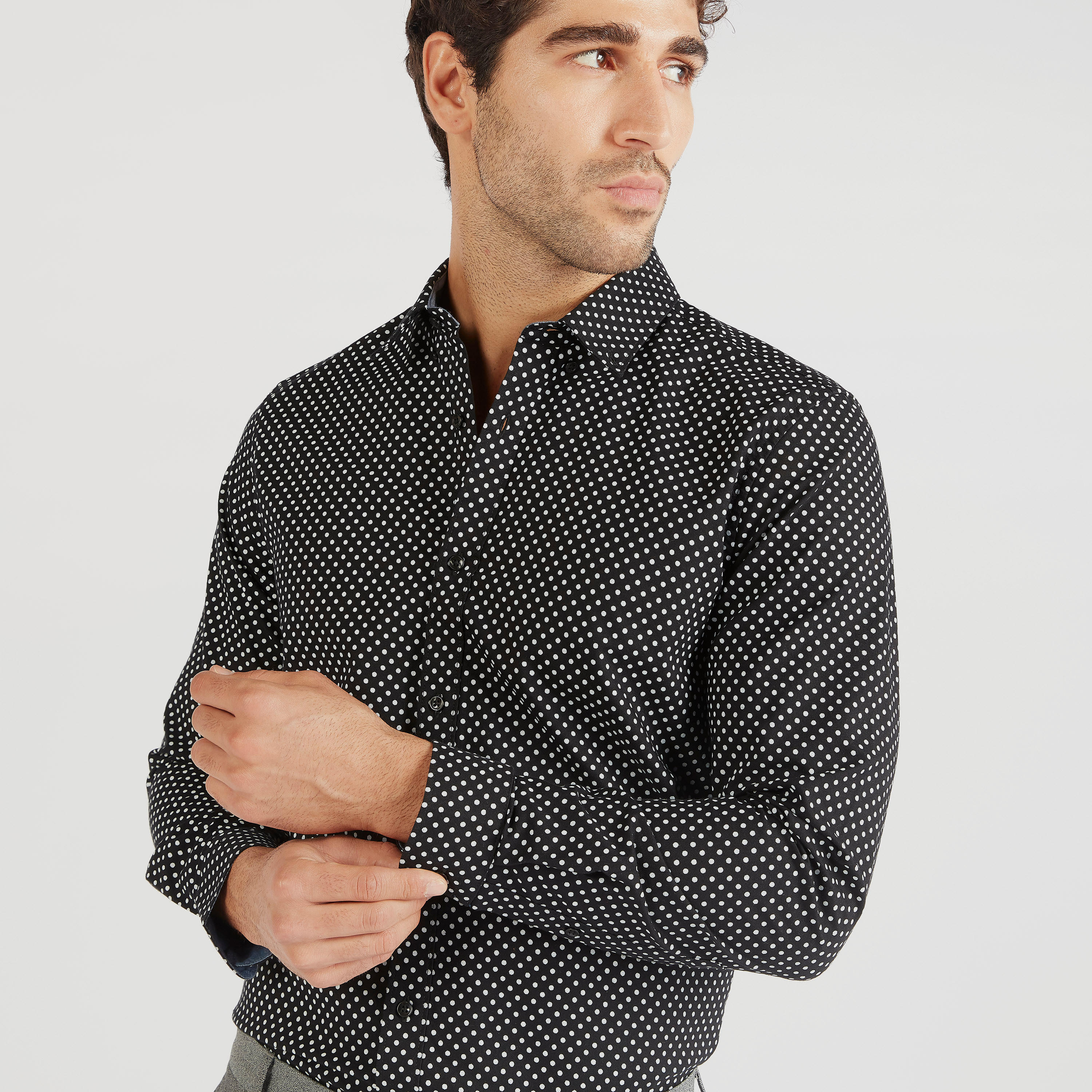 قميص بياقة واسعة وأكمام طويلة وطبعات منقّطة-men-clothing-shirts-image-3