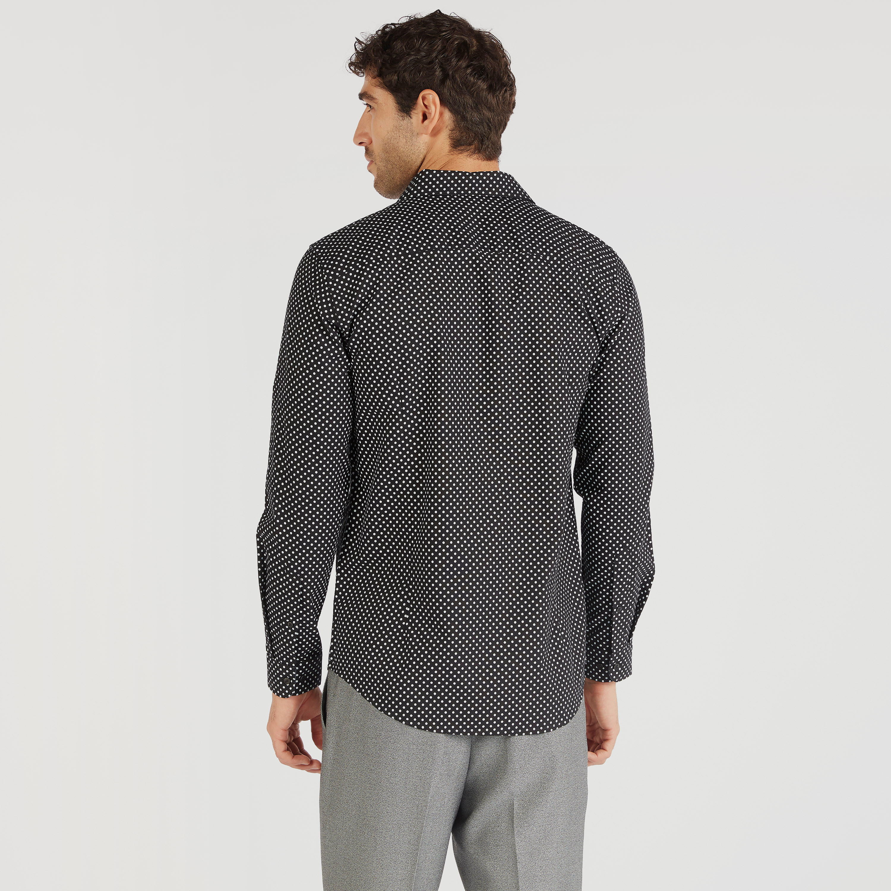 قميص بياقة واسعة وأكمام طويلة وطبعات منقّطة-men-clothing-shirts-image-4