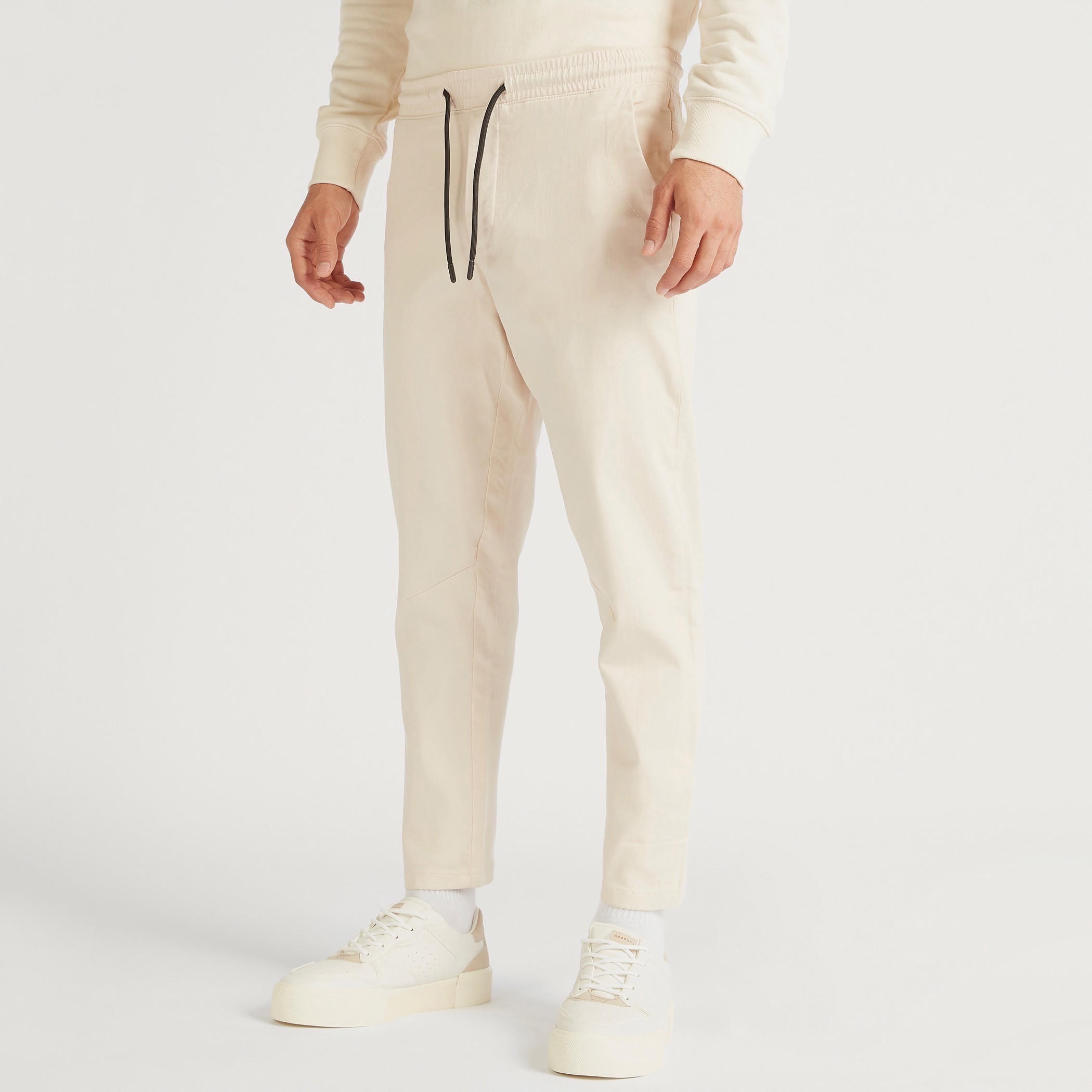 بنطلون شينو سادة برباط إغلاق وجيوب-men-clothing-bottoms-joggers-image-4