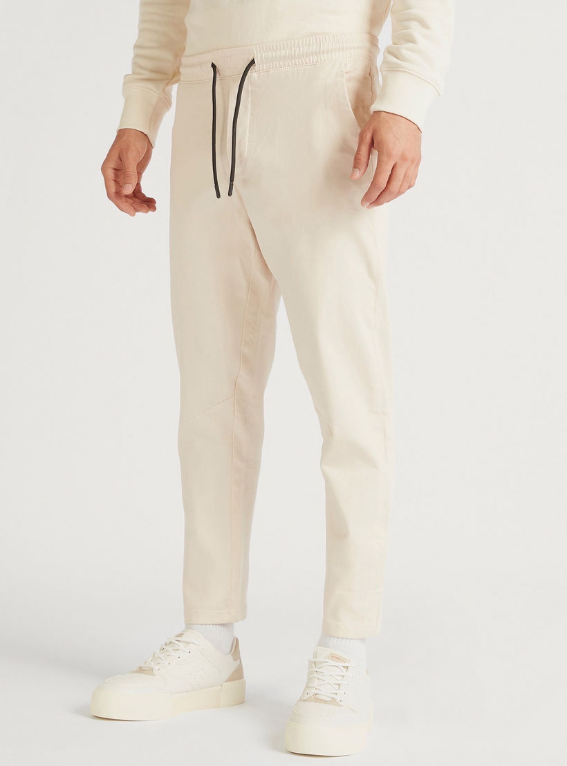 بنطلون شينو سادة برباط إغلاق وجيوب-men-clothing-bottoms-joggers-image-4
