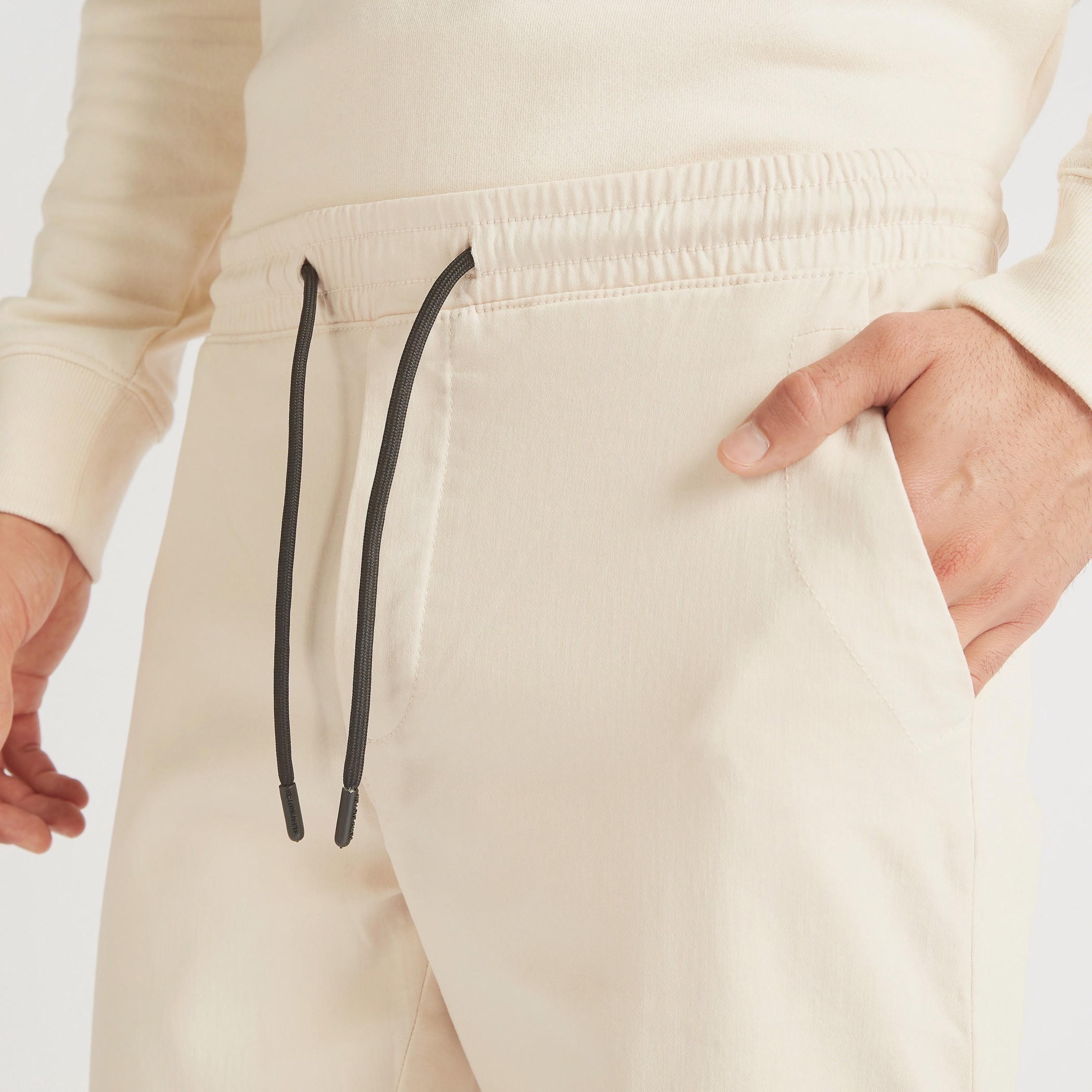 بنطلون شينو سادة برباط إغلاق وجيوب-men-clothing-bottoms-joggers-image-2