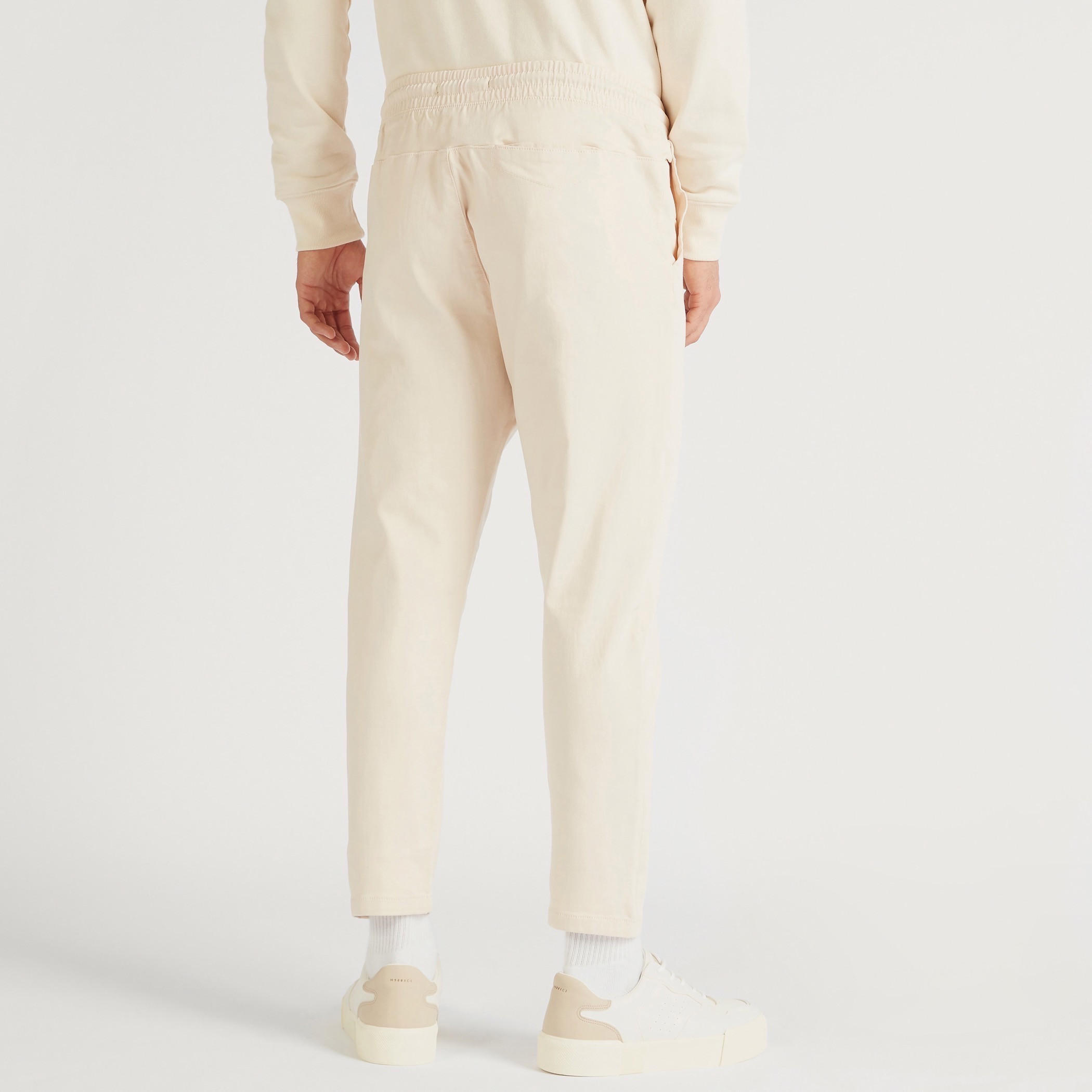 بنطلون شينو سادة برباط إغلاق وجيوب-men-clothing-bottoms-joggers-image-1