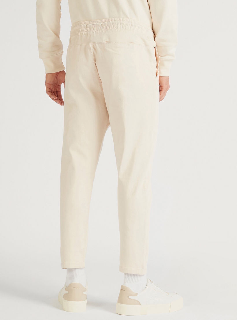 بنطلون شينو سادة برباط إغلاق وجيوب-men-clothing-bottoms-joggers-image-1
