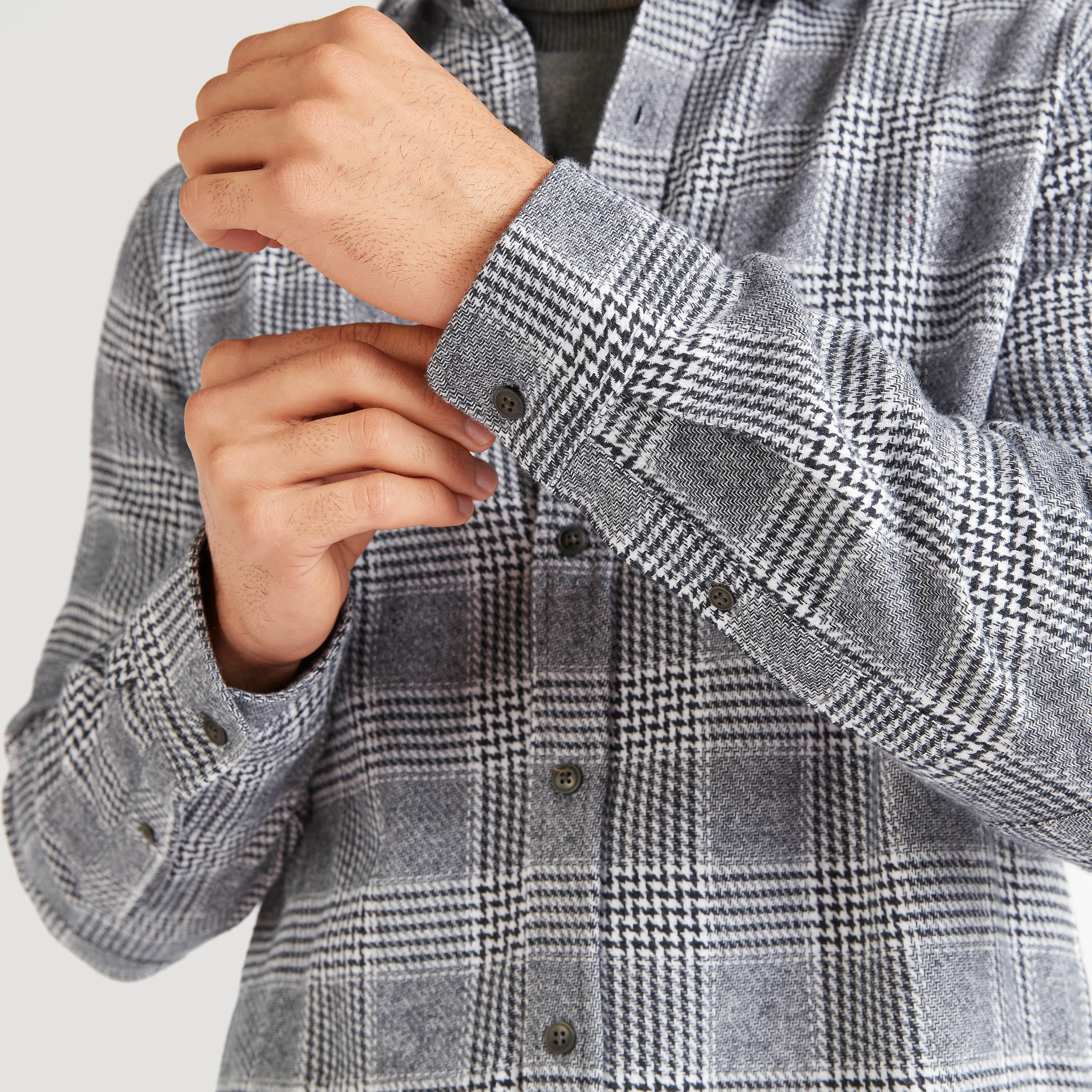قميص كاروهات بقصة سليم وأكمام طويلة وياقة واسعة-men-clothing-shirts-image-3