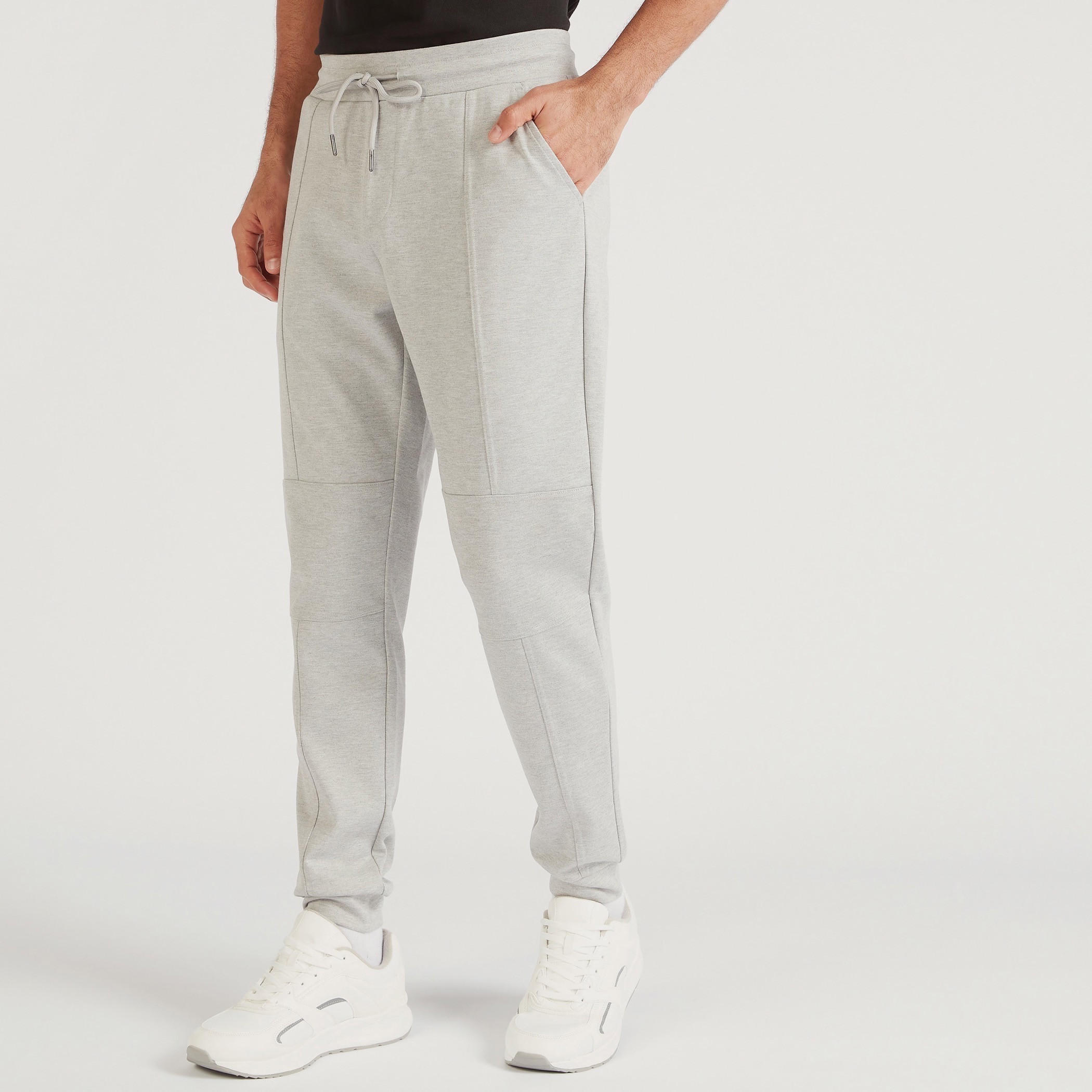 بنطلون رياضي سادة بخصر متوسّط الارتفاع ورباط إغلاق وجيوب-men-clothing-bottoms-joggers-image-4