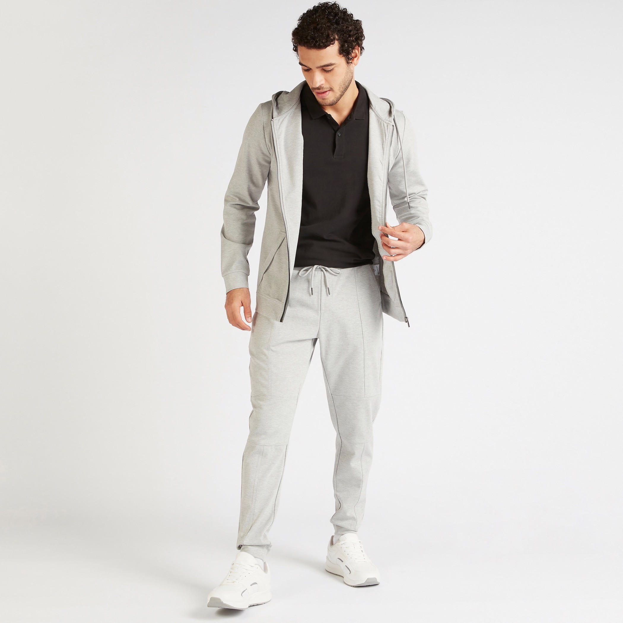 بنطلون رياضي سادة بخصر متوسّط الارتفاع ورباط إغلاق وجيوب-men-clothing-bottoms-joggers-image-3