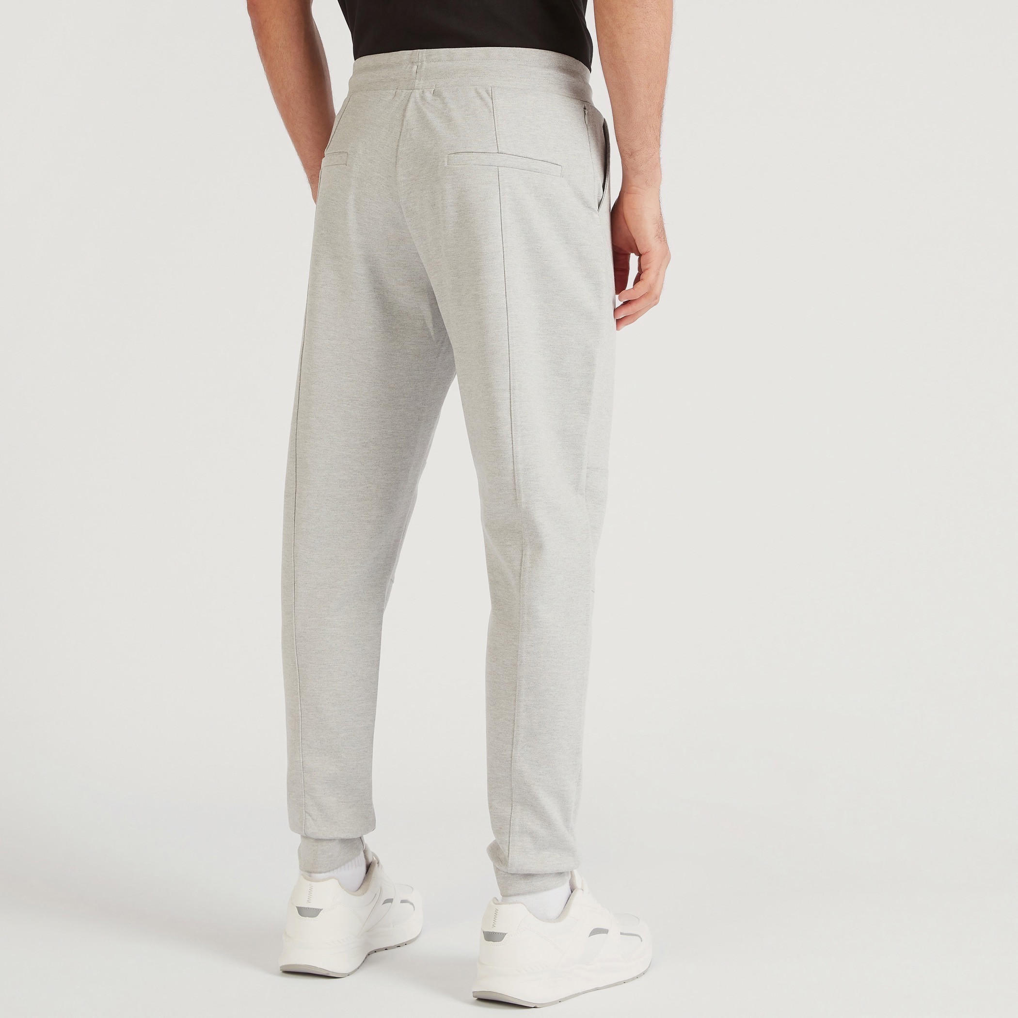 بنطلون رياضي سادة بخصر متوسّط الارتفاع ورباط إغلاق وجيوب-men-clothing-bottoms-joggers-image-1