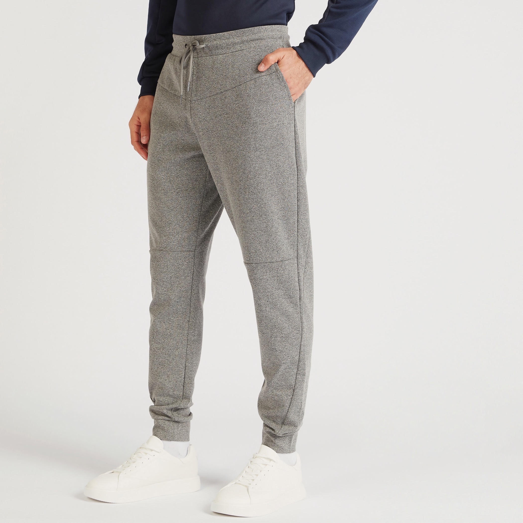 بنطلون رياضي سادة بخصر متوسّط الارتفاع ورباط إغلاق وجيوب-men-clothing-bottoms-joggers-image-4