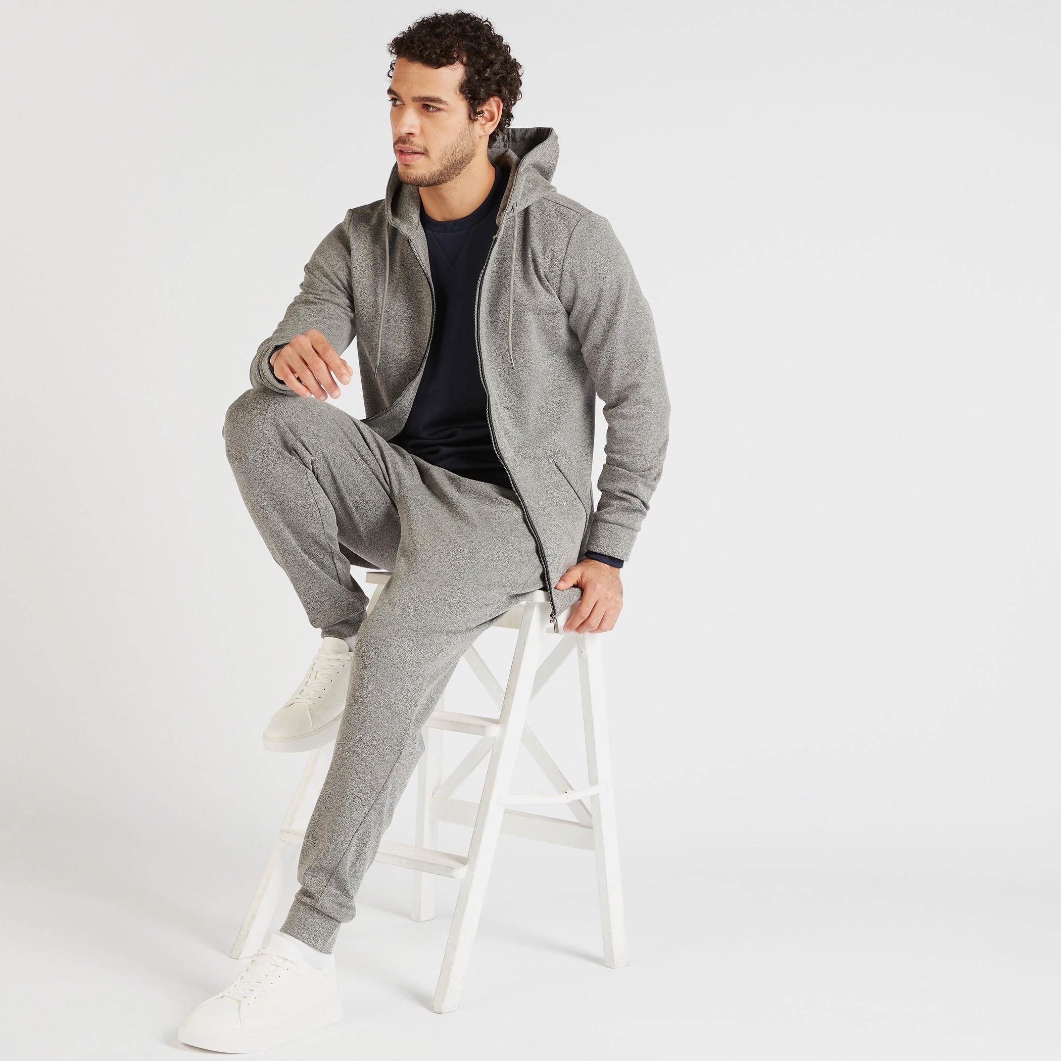 بنطلون رياضي سادة بخصر متوسّط الارتفاع ورباط إغلاق وجيوب-men-clothing-bottoms-joggers-image-3