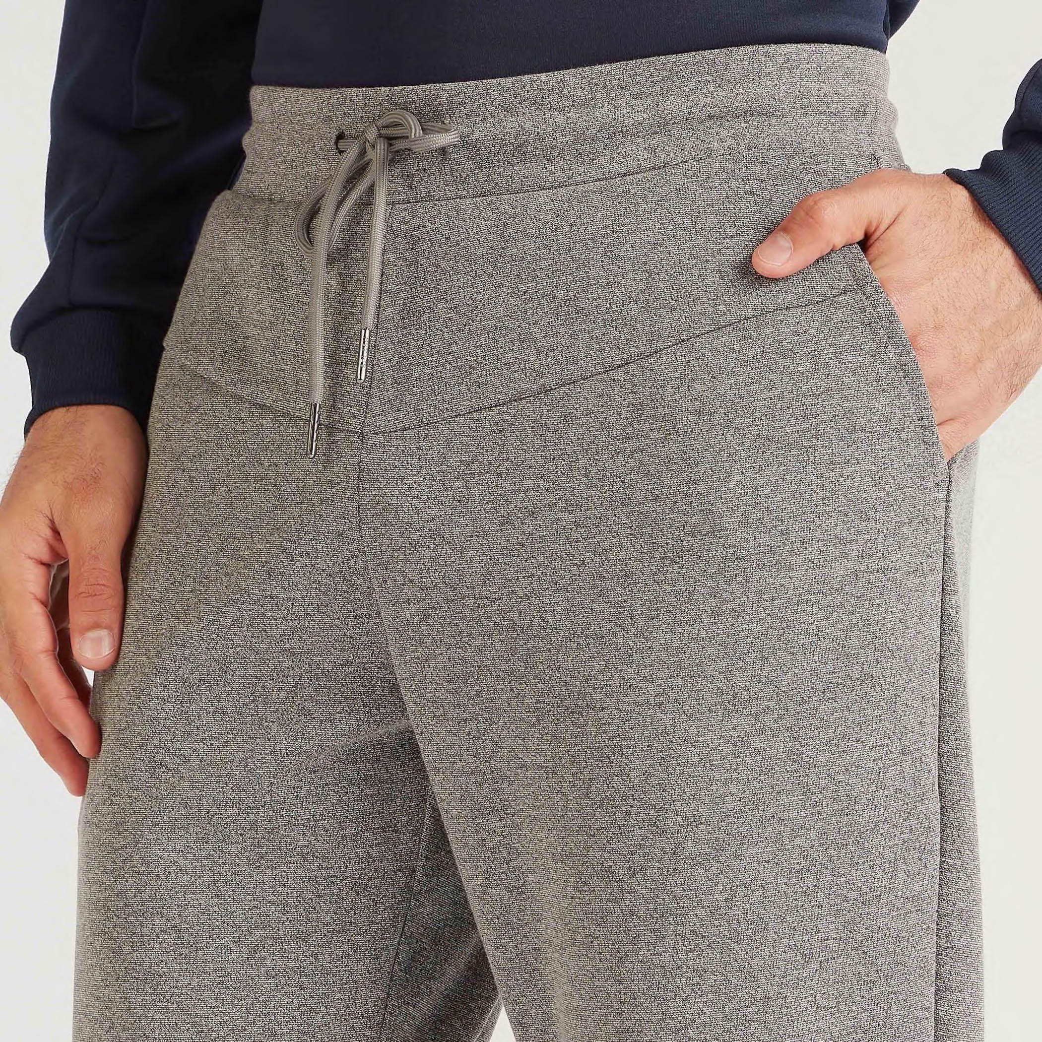بنطلون رياضي سادة بخصر متوسّط الارتفاع ورباط إغلاق وجيوب-men-clothing-bottoms-joggers-image-2