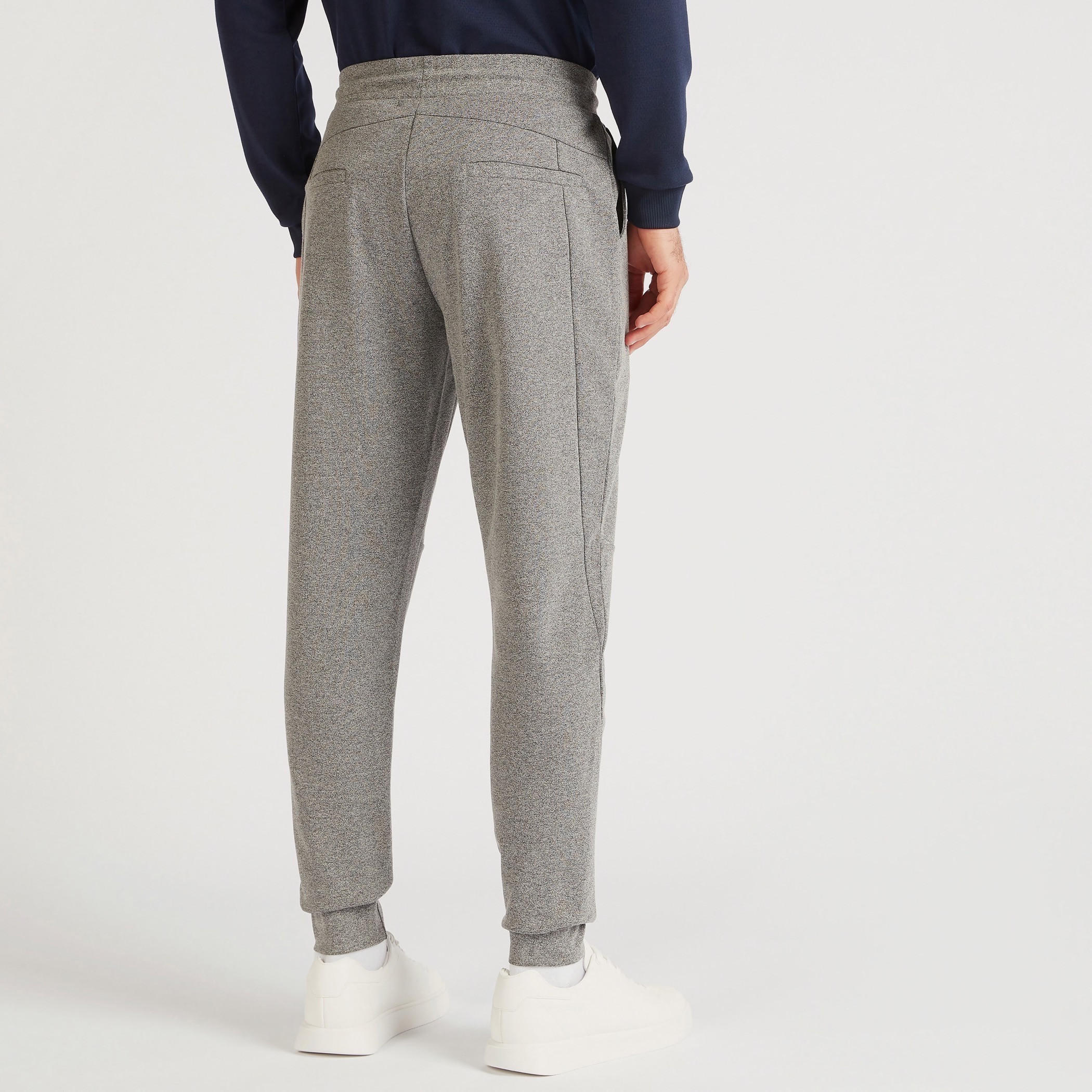 بنطلون رياضي سادة بخصر متوسّط الارتفاع ورباط إغلاق وجيوب-men-clothing-bottoms-joggers-image-1