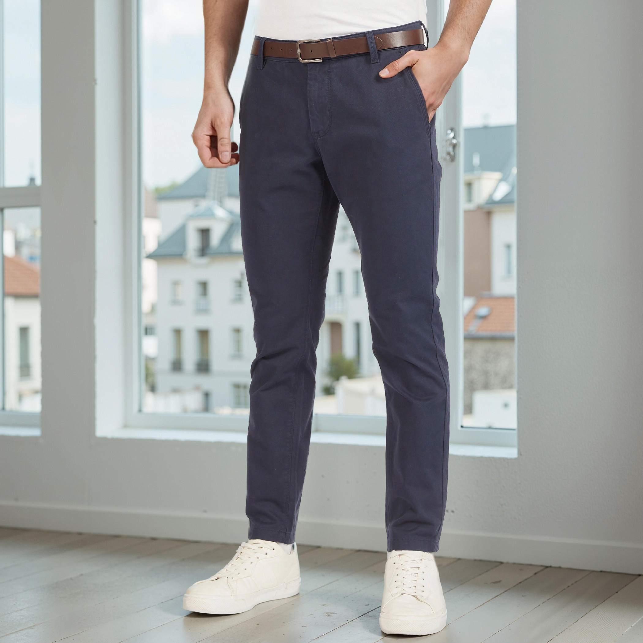 بنطلون تشينو بقصّة سليم وحزام وجيوب-men-clothing-bottoms-trousersandchinos-chinos-image-1
