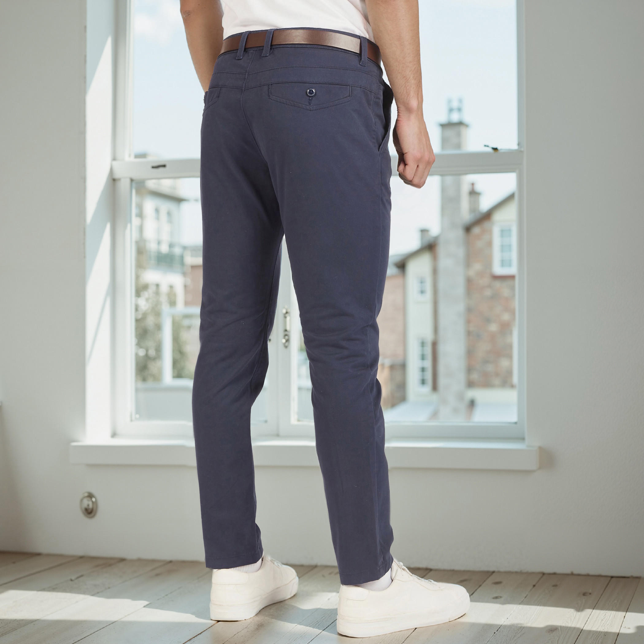 بنطلون تشينو بقصّة سليم وحزام وجيوب-men-clothing-bottoms-trousersandchinos-chinos-image-3