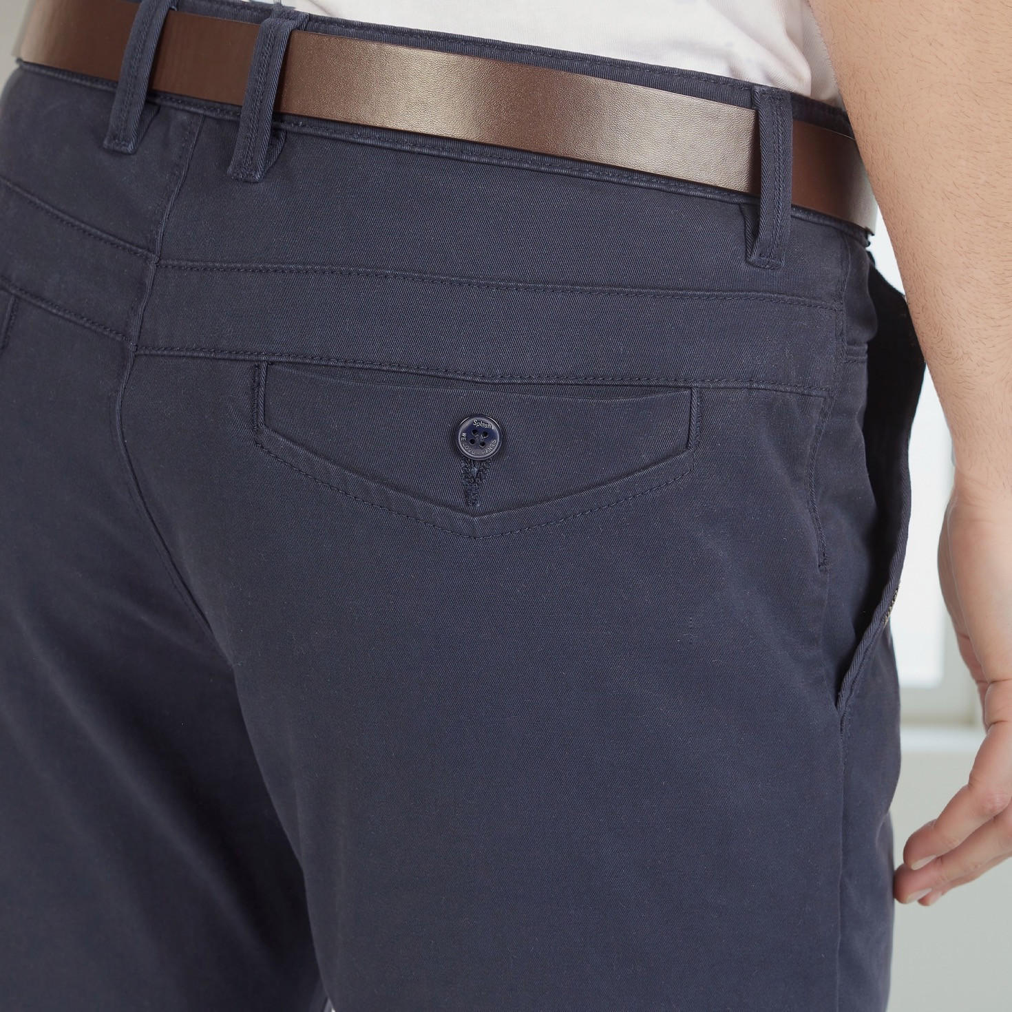 بنطلون تشينو بقصّة سليم وحزام وجيوب-men-clothing-bottoms-trousersandchinos-chinos-image-4