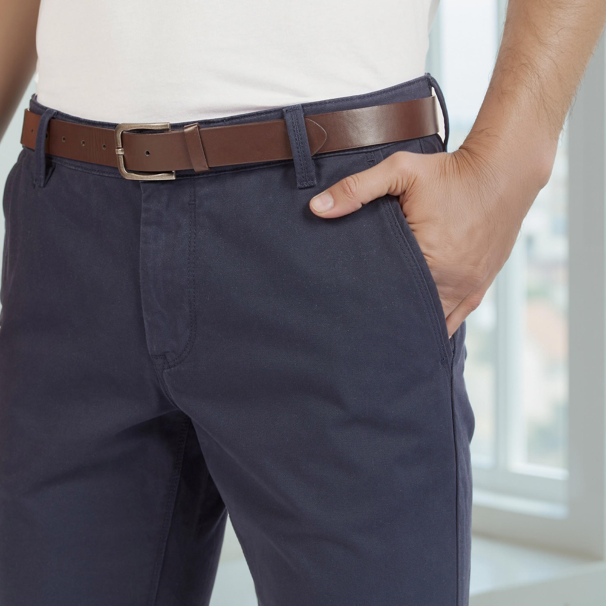 بنطلون تشينو بقصّة سليم وحزام وجيوب-men-clothing-bottoms-trousersandchinos-chinos-image-5