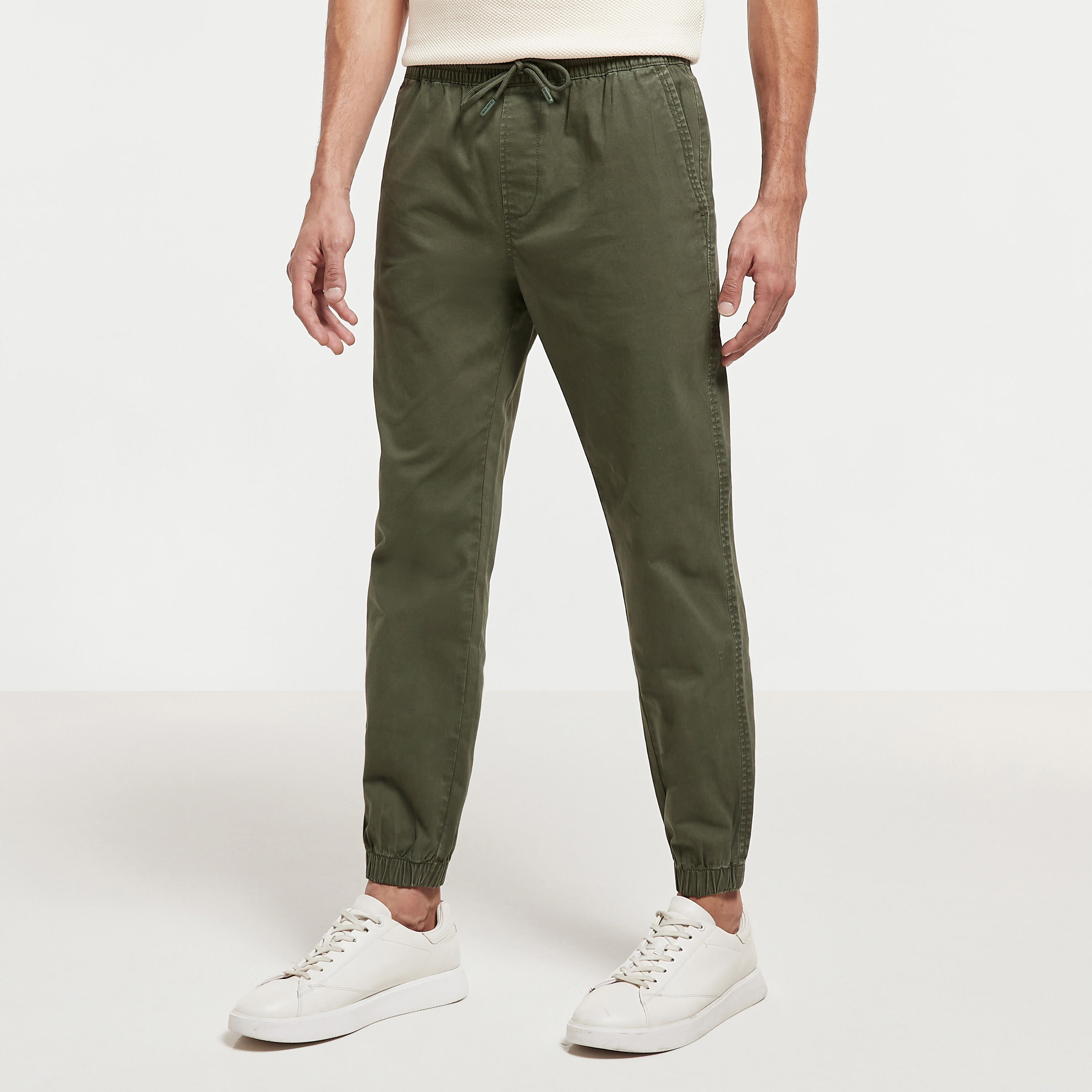 بنطلون رياضي سادة برباط إغلاق وجيوب-men-clothing-bottoms-joggers-image-4