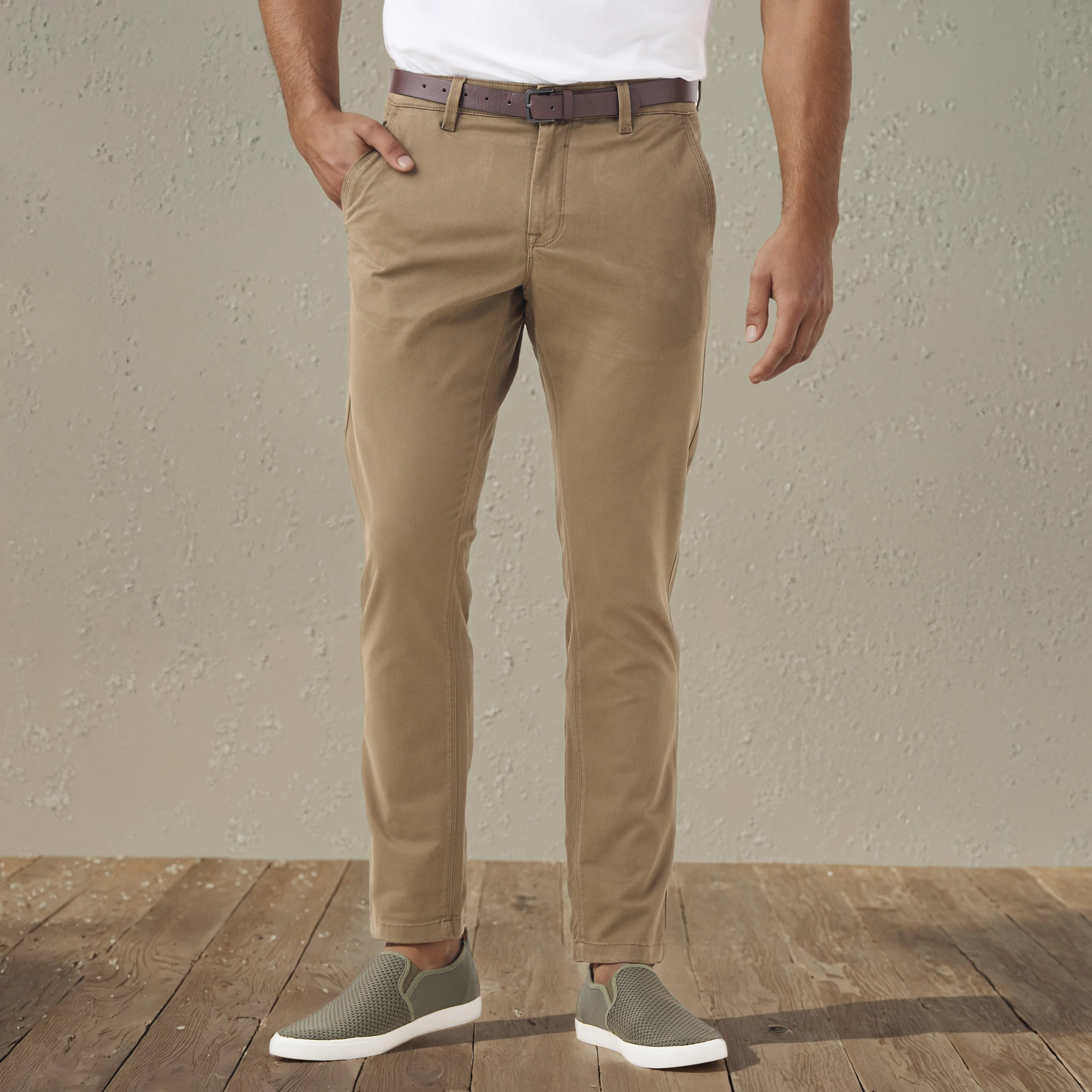 بنطلون تشينو بقصة ضيقة مع إغلاق بأزرار وجيوب-men-clothing-bottoms-trousersandchinos-chinos-image-1