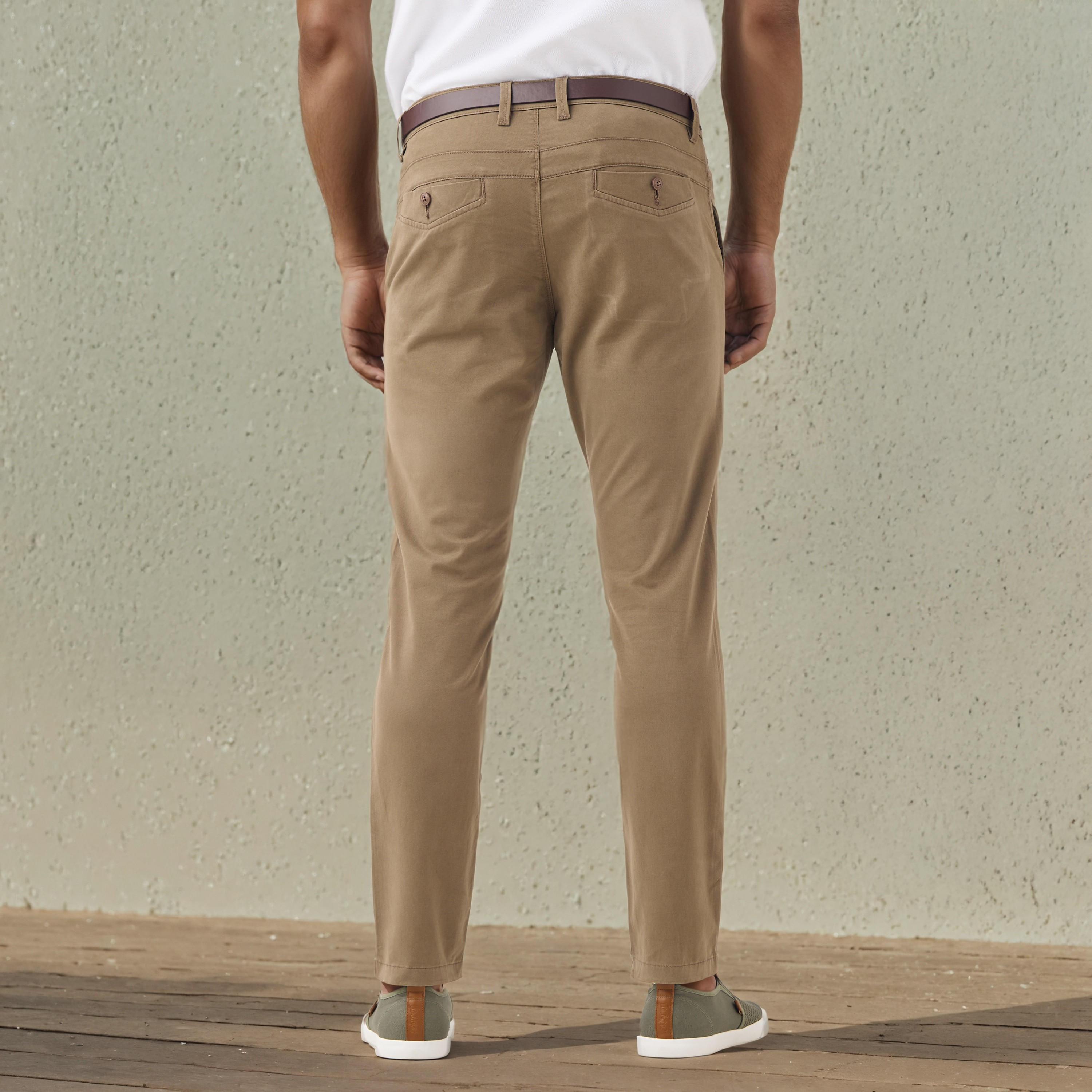بنطلون تشينو بقصة ضيقة مع إغلاق بأزرار وجيوب-men-clothing-bottoms-trousersandchinos-chinos-image-3